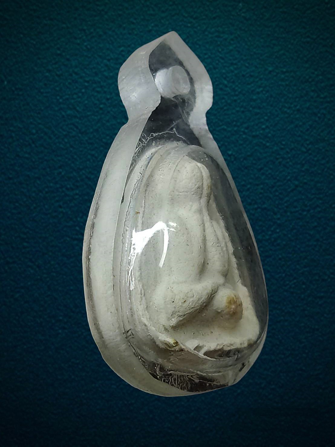 พระปิดตาเนื้อผงพุทธคุณ หลังหนุมานเชิญธง หลวงปู่เกลี้ยง วัดเนินสุทธาวาส จ.ชลบุรี ปี2546