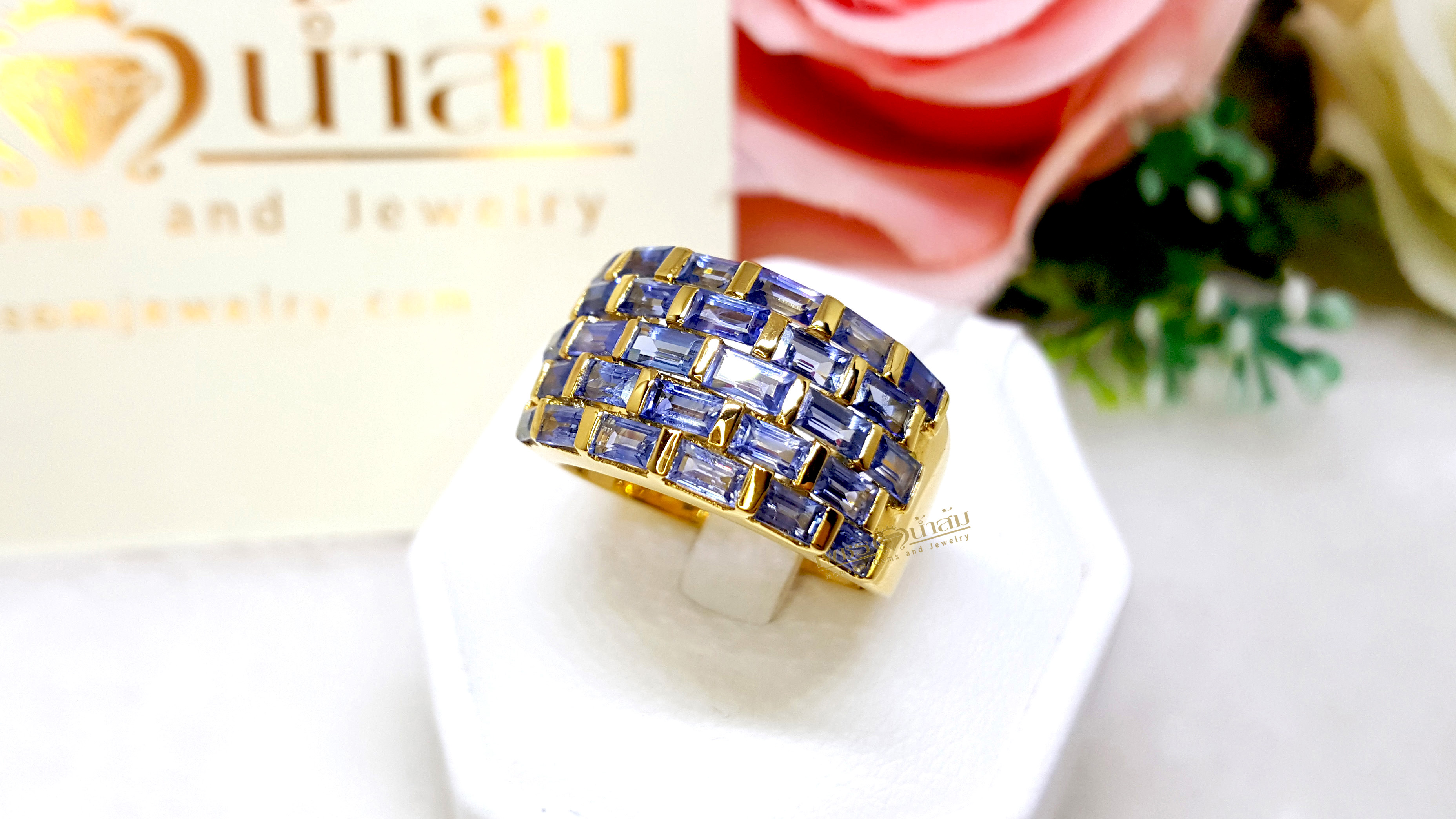 แหวนพลอยไพลิน Blue Sapphire เล่นไฟน้ำงาม เป็นผลงานที่แสดงฝีมือและเทคนิคการฝังแบบเรียบไร้หนาม ของช่างเอกร้าน"เพชรน้ำส้ม"