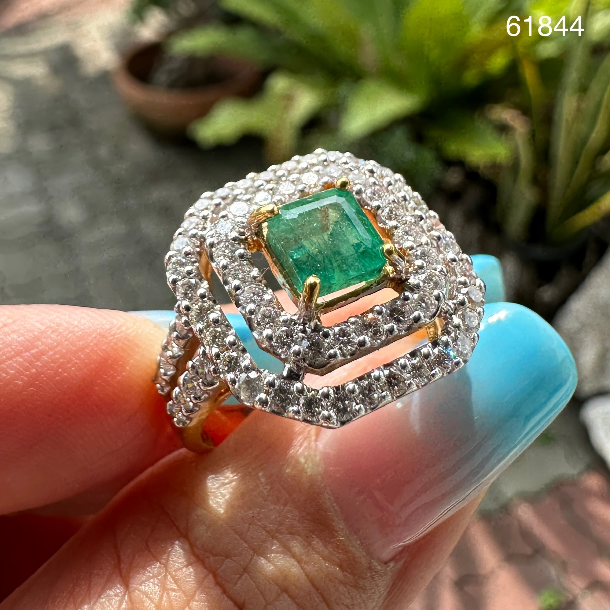รหัส 61844 แหวน มรกต แซมเบีย 1.35 กะรัต ล้อมเพชร 70 เม็ด 1.35 กะรัต ทอง18K พร้อม Cert.นน. 7.16 g