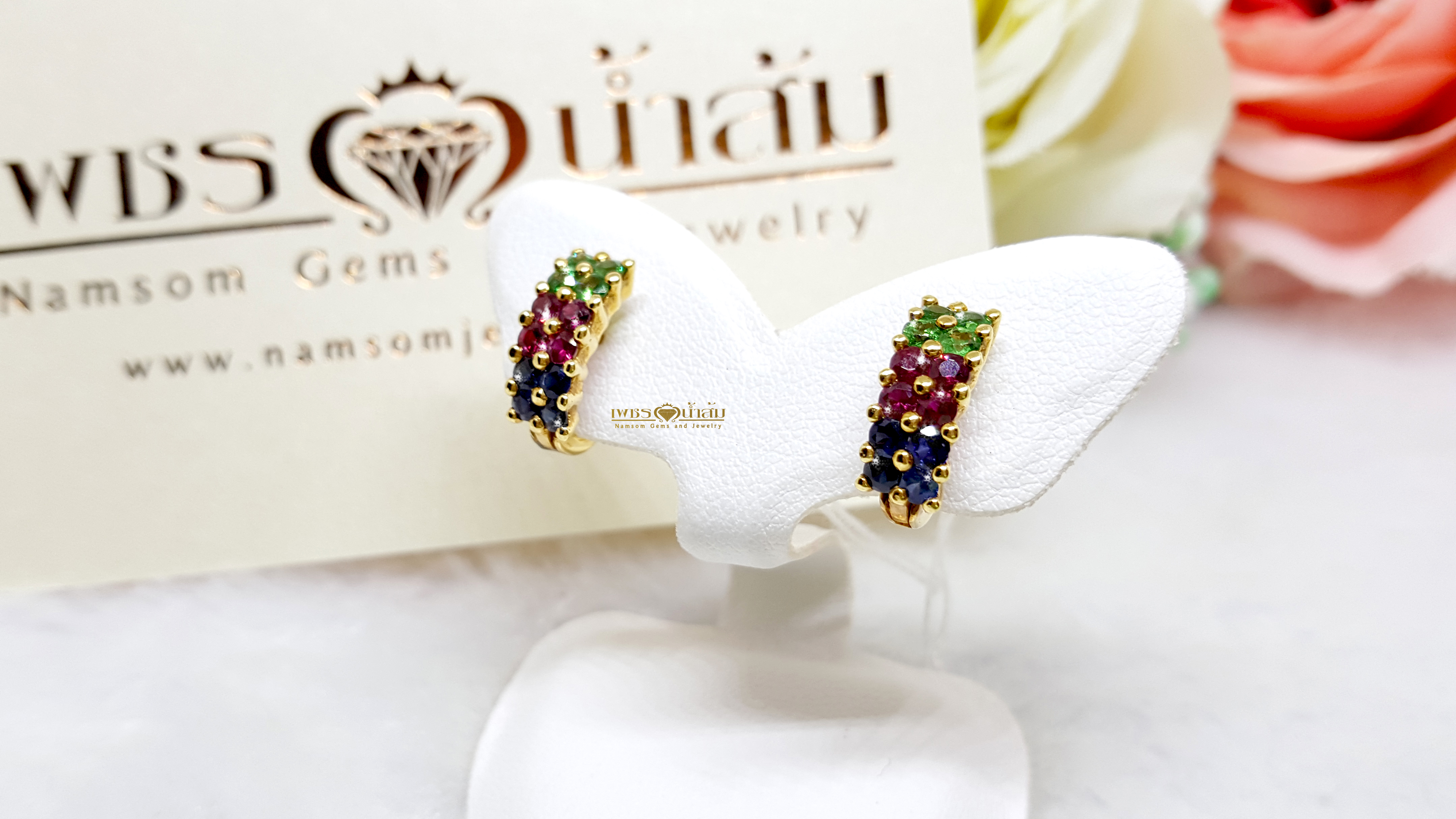 ต่างหูพลอยแท้สลับสี ประดับไปด้วย ซาร์โวไรท์ Tsavorite ทับทิม Ruby และไพลิน Blue Sapphire บนตัวเรือนทองแท้