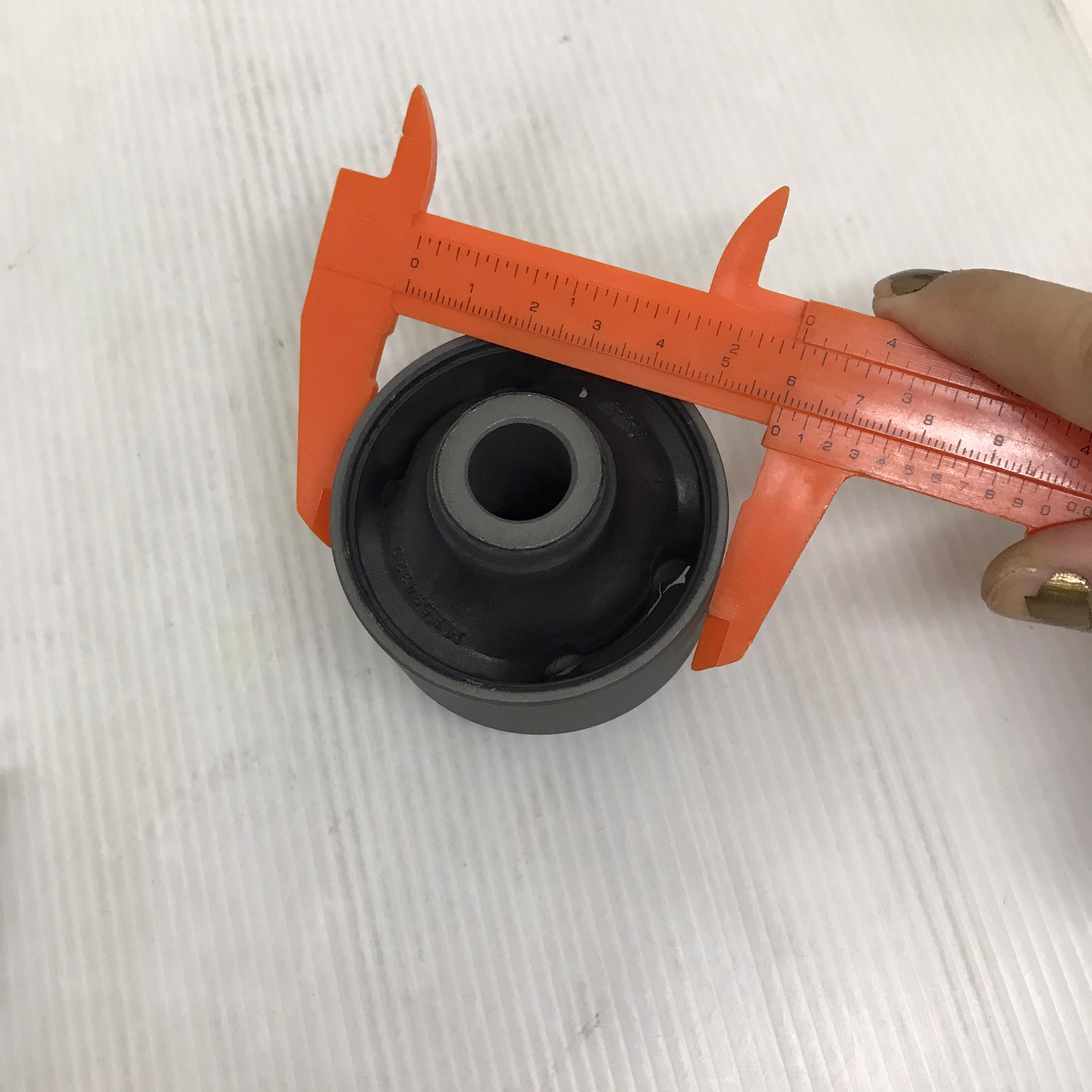 (1ตัว)บู๊ชปีกนก MITSUBISHIตัวล่าง ตัวใหญ่ Spacewagon NA4 ปี 2009-2014ตัวล่าง มิตซูบิชิ สเปควาก้อน /LOWER/BIG ARM BUSHINGยี่ห้อRBI เบอร์ MR594320 / M24NA4WB