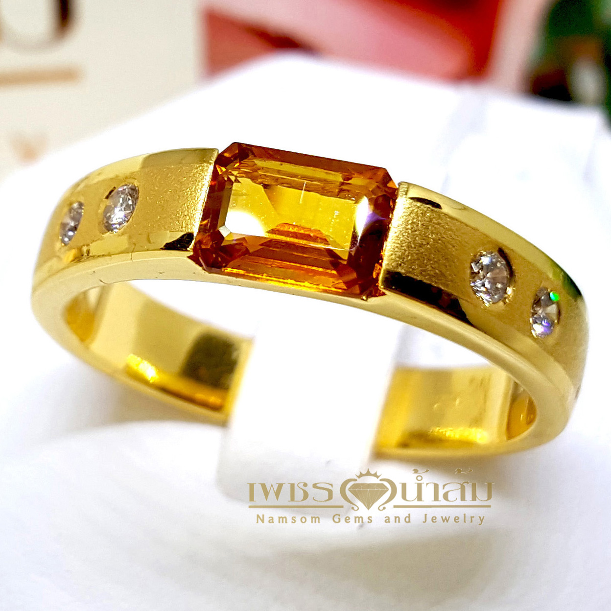 แหวนบุษราคัม Yellow Sapphire เจียรเหลี่ยม Baguette ประดับฝังเล่นลูกเล่นด้วยเพชรแท้น้ำงาม ฝังเรียบไร้หนาม