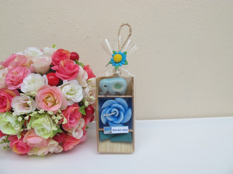 เทียนหอมดอกไม้ บรรจุในเรือไม้ตามแบบ พร้อมป้ายชื่อ