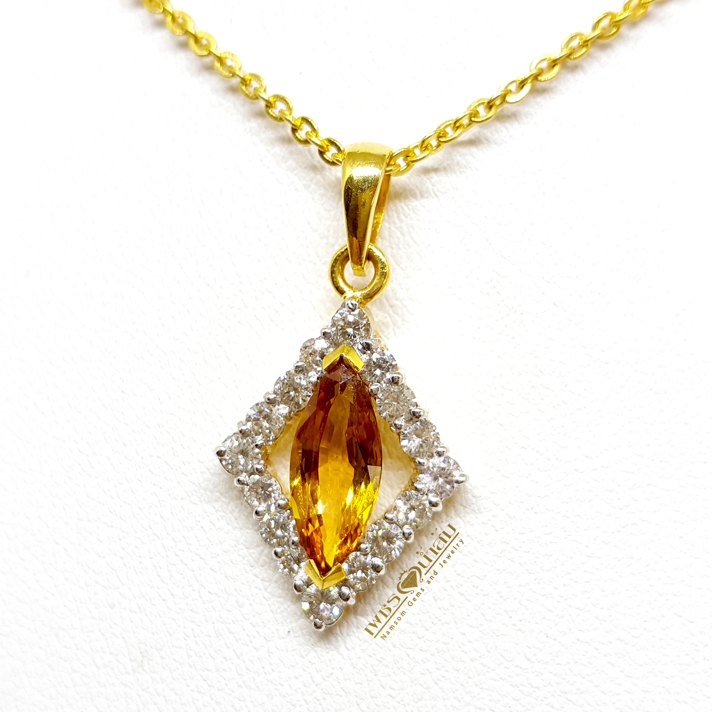 จี้บุษราคัม Yellow Sapphire ตกแต่งล้อมด้วยเพชรแท้ น้ำงาม ดีไซน์เป็นทรงหลามตัดของใพ่