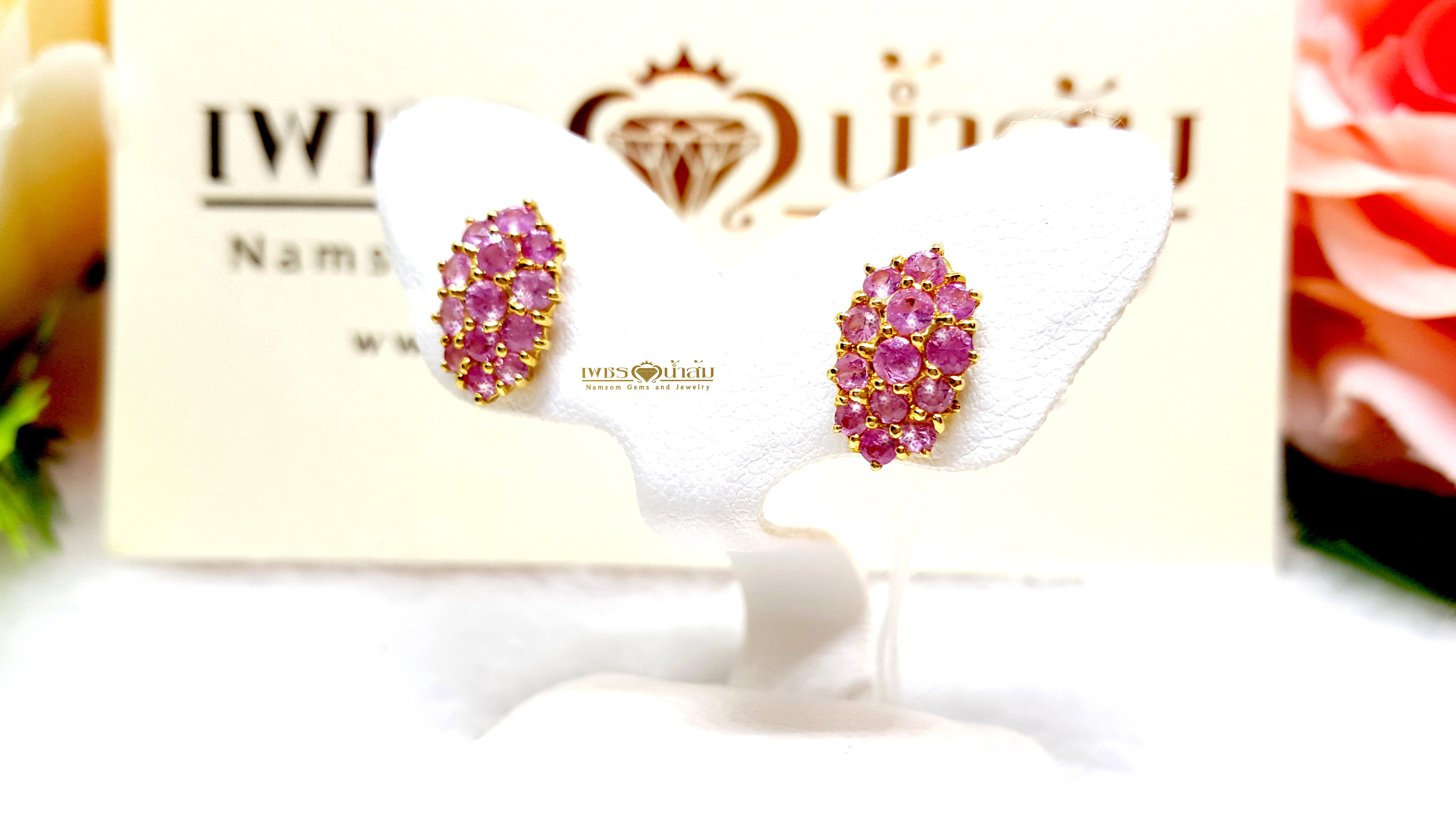ต่างหูพลอยแซฟไฟร์สีชมพู Pink Sapphire สีสวยน้ำงาม ประดับตกแต่งเป็นช่อดอกไม้ งานออกแบบคลาสสิก