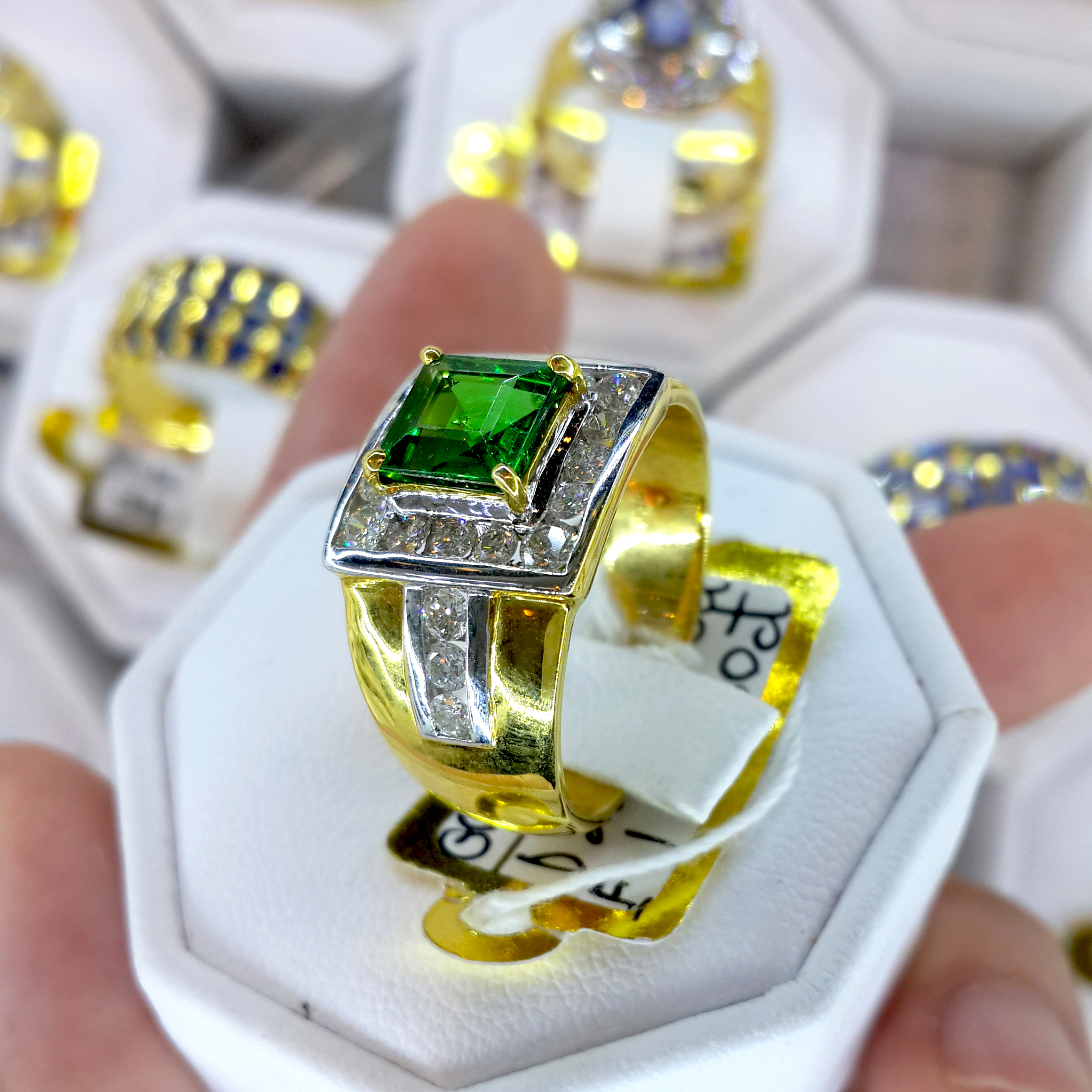 แหวนซาวาไรท์ Tsavorite สีสดประดับเพชรแท้ทรงเหลี่ยม