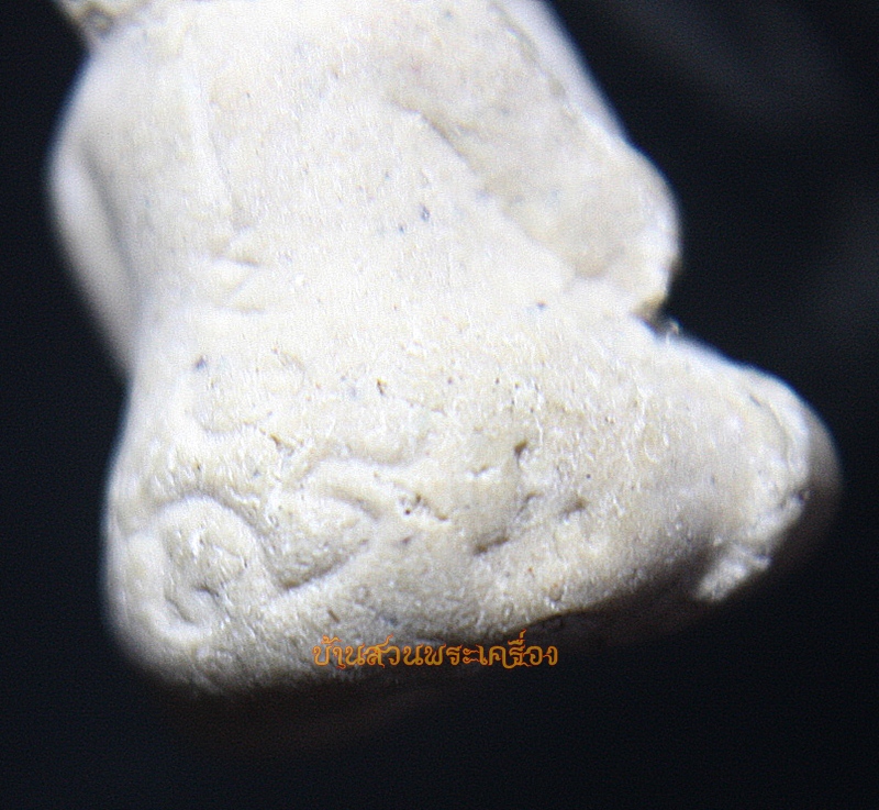 พระปิดตา ลอยองค์ หลังยันต์ ฝังตะกรุด เนื้อผง ไม่ทราบที่