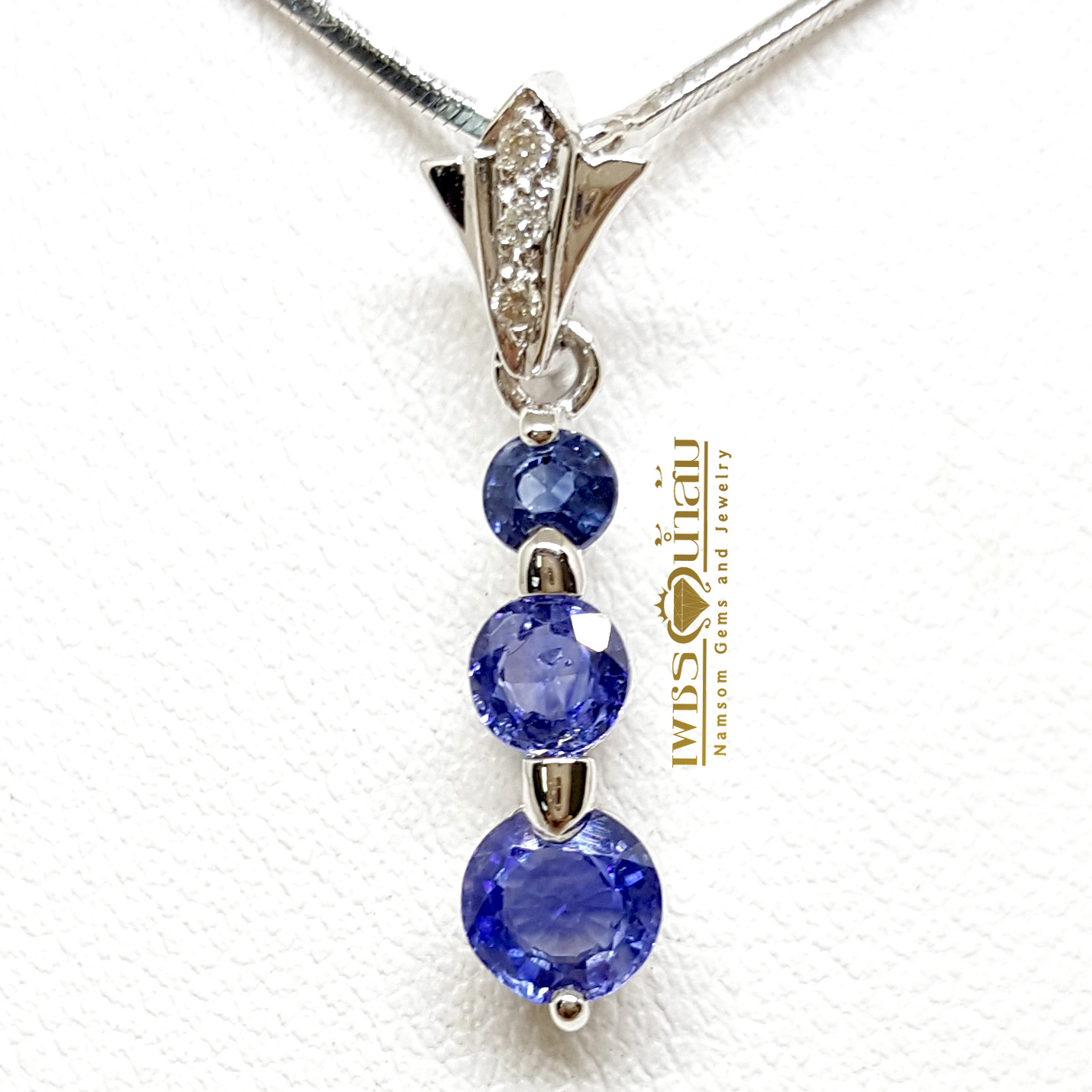 จี้พลอยไพลิน Blue Sapphire ประดับขั้นด้วยเพชรแท้ เรียงร้อยสลับเป็นแถว ดีไซน์ Minimal ดูเรียบง่าย ผลงานร่วมสมัยเหนือกาลเวลา
