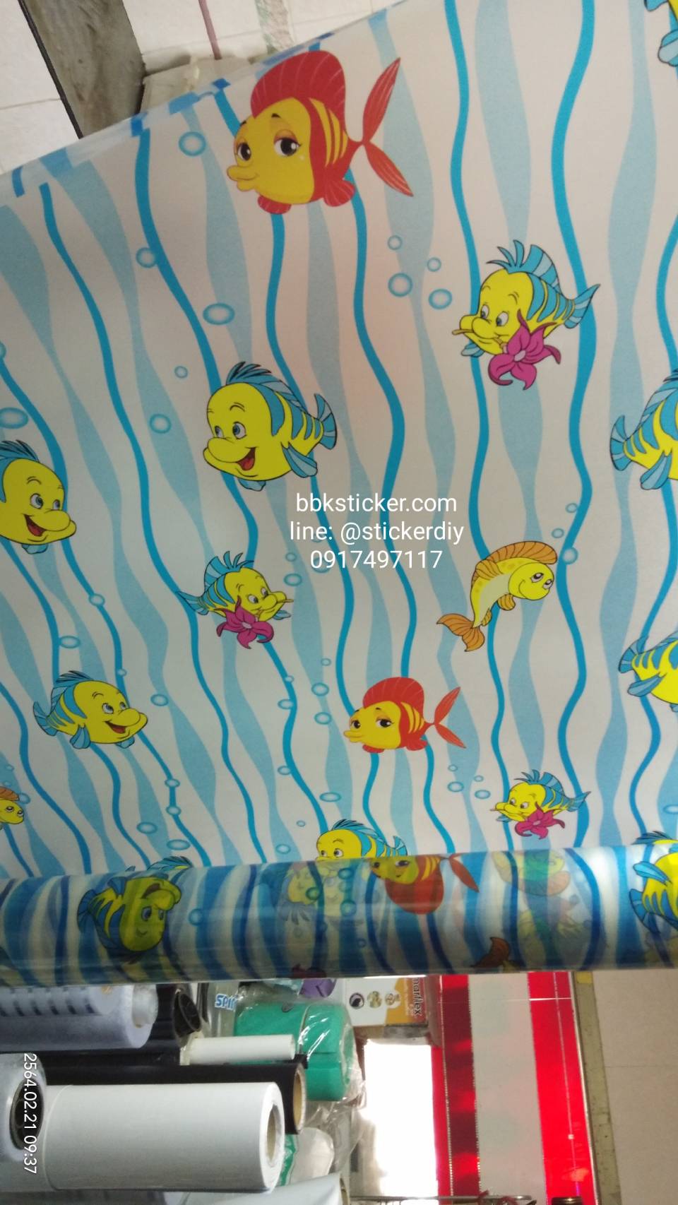 สติ๊กเกอร์ฝ้าติดกระจก แบบมีกาวในตัว ปลาการ์ตูน (หน้ากว้าง 90cm) เมตรละ 89 บาท