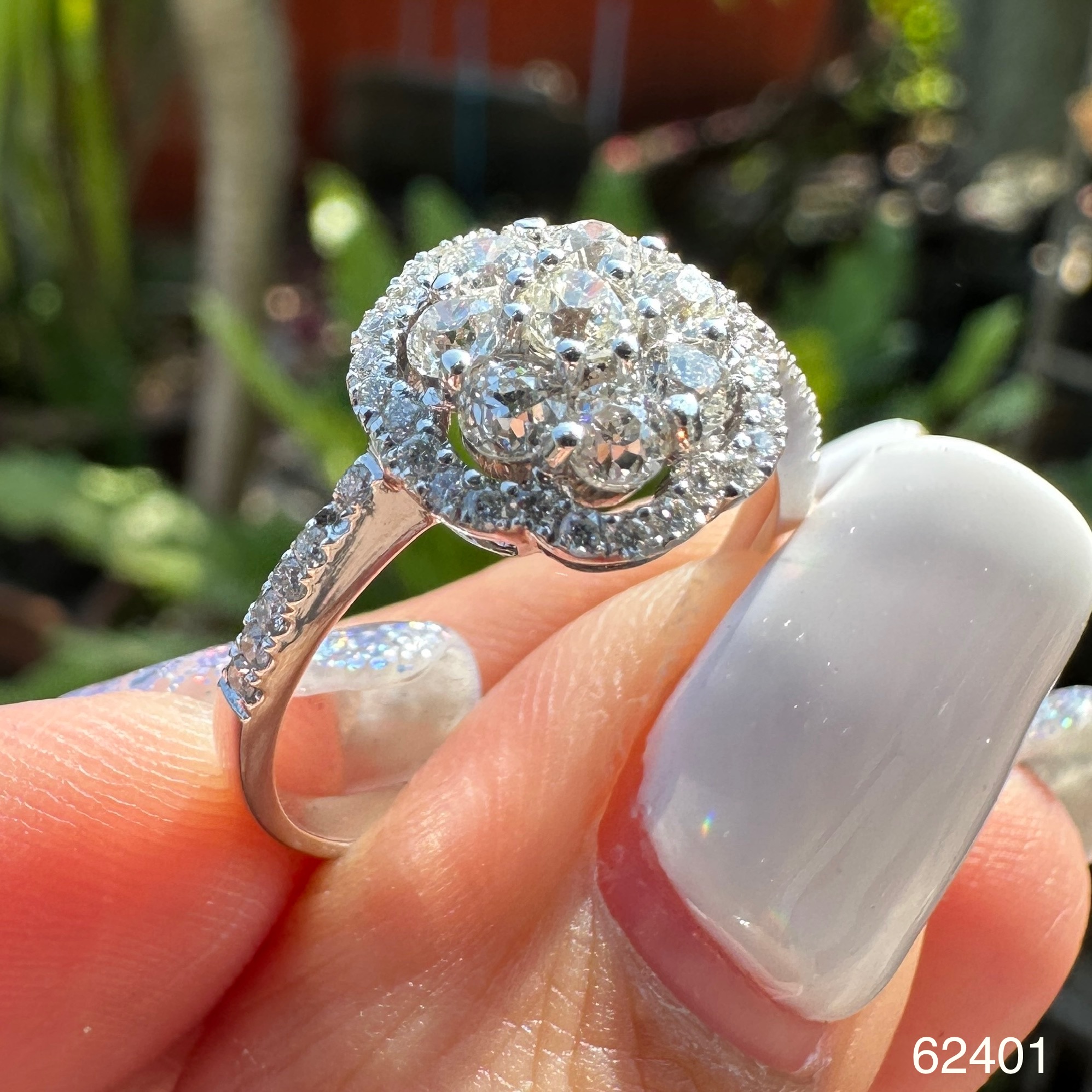 รหัส 62401 แหวน เพชรกระจุก เพชร 50 เม็ด 0.87 กะรัต ทอง18K size 55 งานสวยมาก นน. 2.77 g