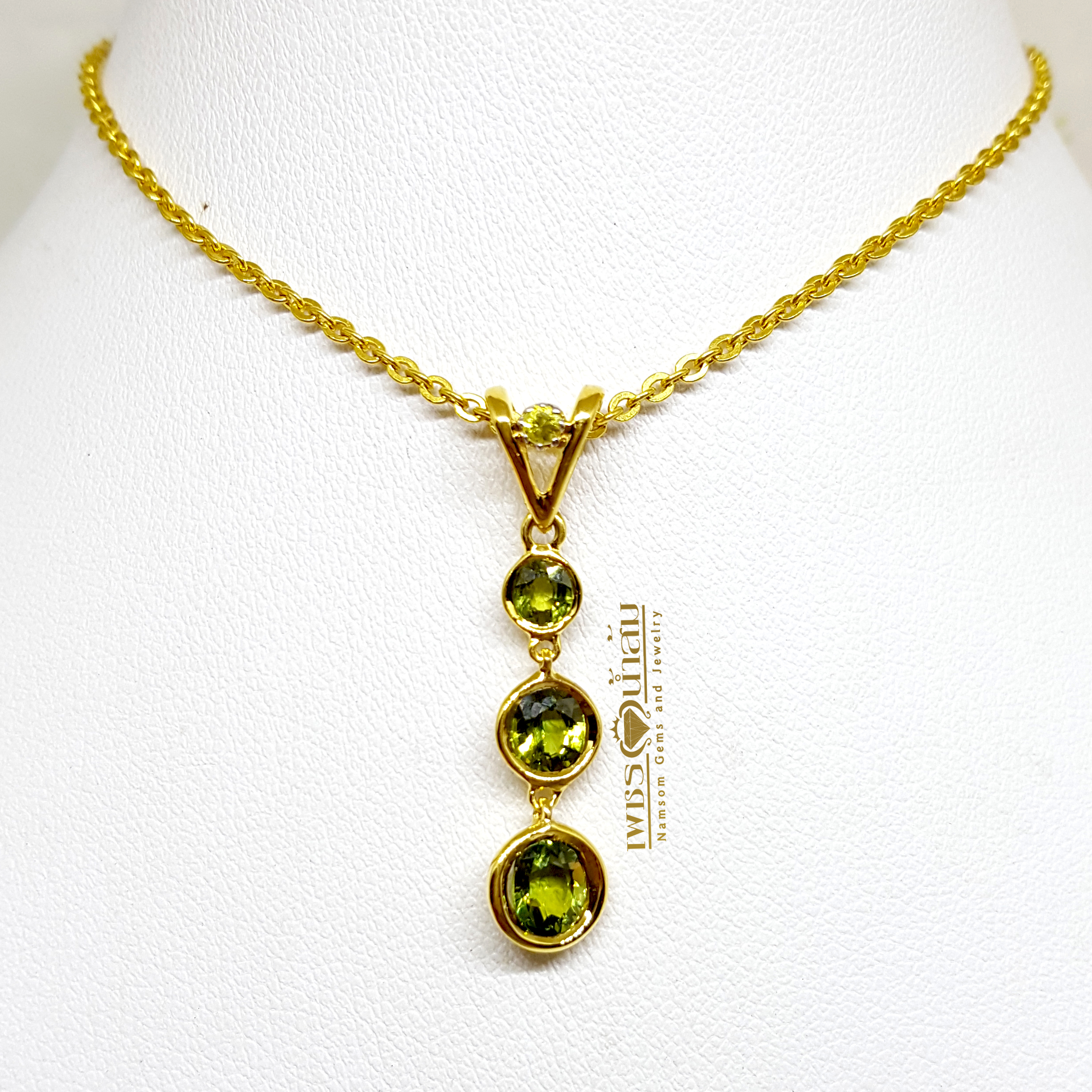 จี้พลอยเขียวส่อง Green Sapphire ฝังหุ้ม ระย่าตุ้งติ้งทากการเครื่อนไหว หยอกอินทุกสายตาให้หันมอง