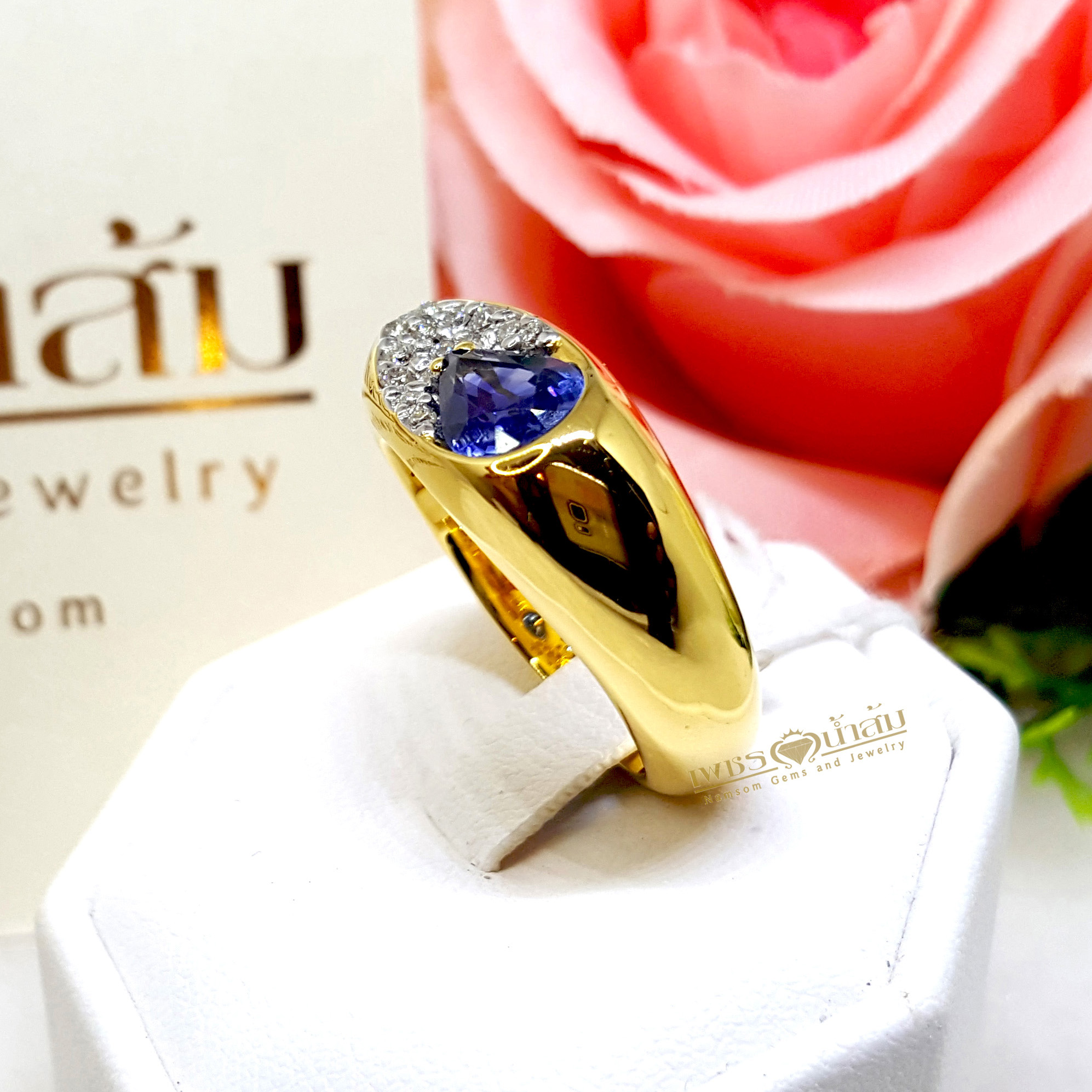 แหวนพลอยไพลิน Blue Sapphire เล่นแสงเล่นไฟ งานออกแบบทรงโมเดิร์น ประดับเพชรแท้ฝังจิกไข่ปลา บนตัวเรือนทองแท้ทั้งตัวเรือน