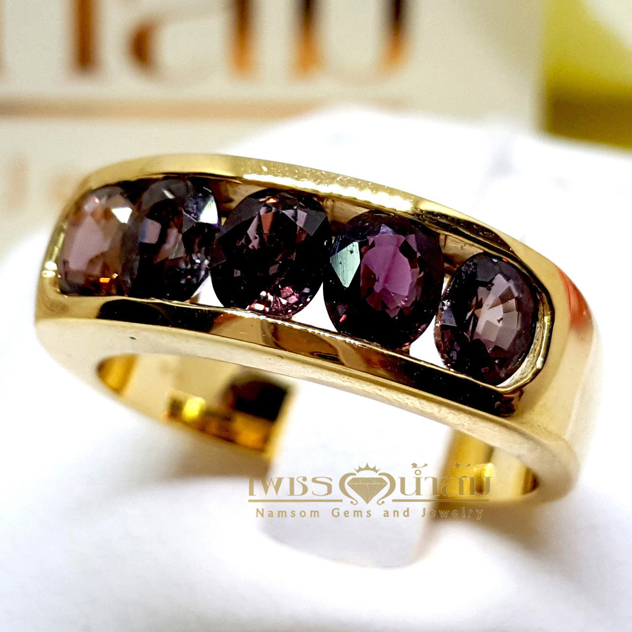แหวน Violet Sapphire ซัฟฟายสีไวโอเลตเจียรเหลียมเพชรฝังหนีบทรงปอกมี บนตัวเรือนทองแท้ทั้งตัวเรือน