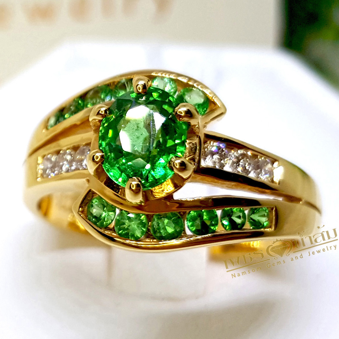 แหวนพลอยผู้หญิง Tsavorite สีสวยประดับตกแต่งด้วยเพชรแท้ คาดไขว้ด้วยTsavoriteสีสวย บนตัวเรือนทองแท้ทั้งตัวเรือน