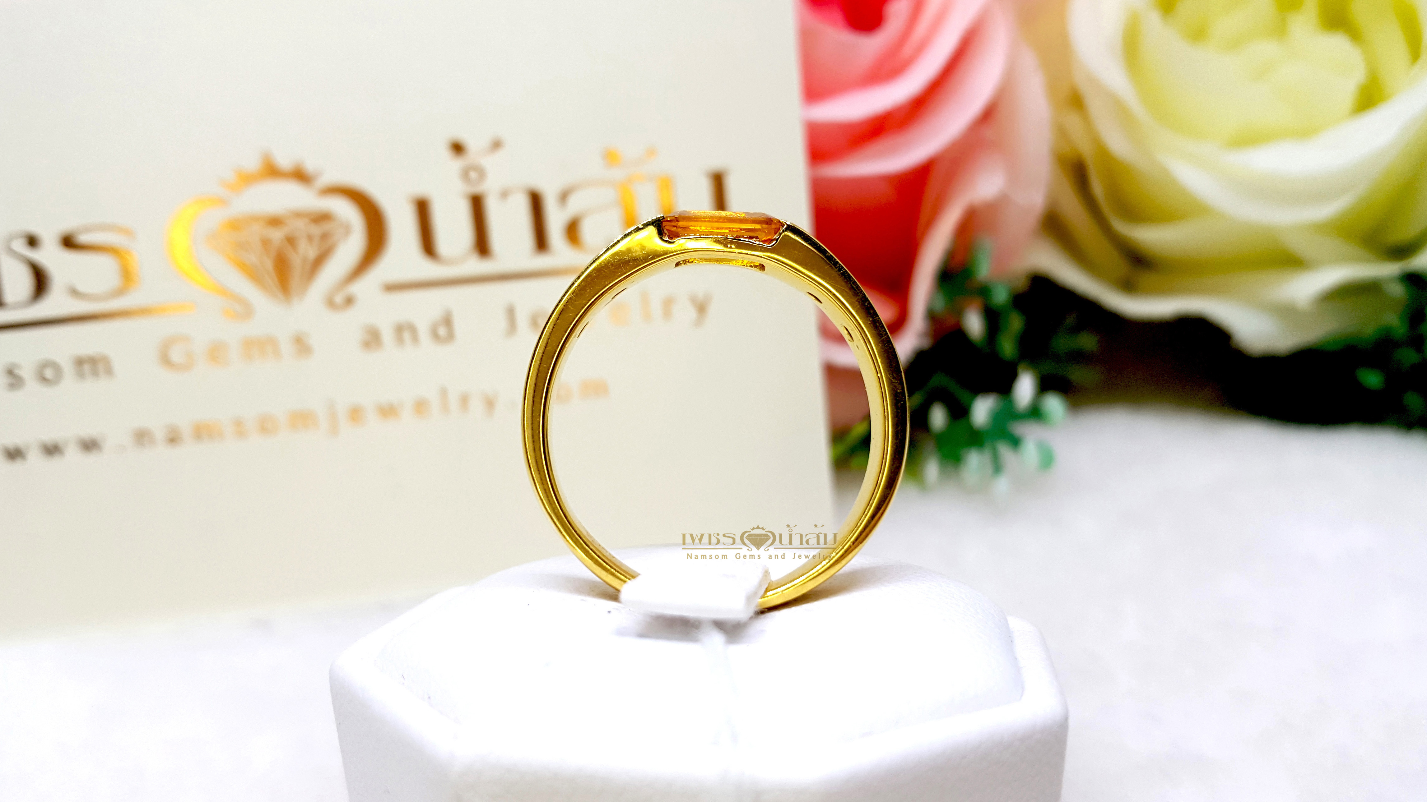 แหวนบุษราคัม Yellow Sapphire เจียรเหลี่ยม Baguette ประดับฝังเล่นลูกเล่นด้วยเพชรแท้น้ำงาม ฝังเรียบไร้หนาม