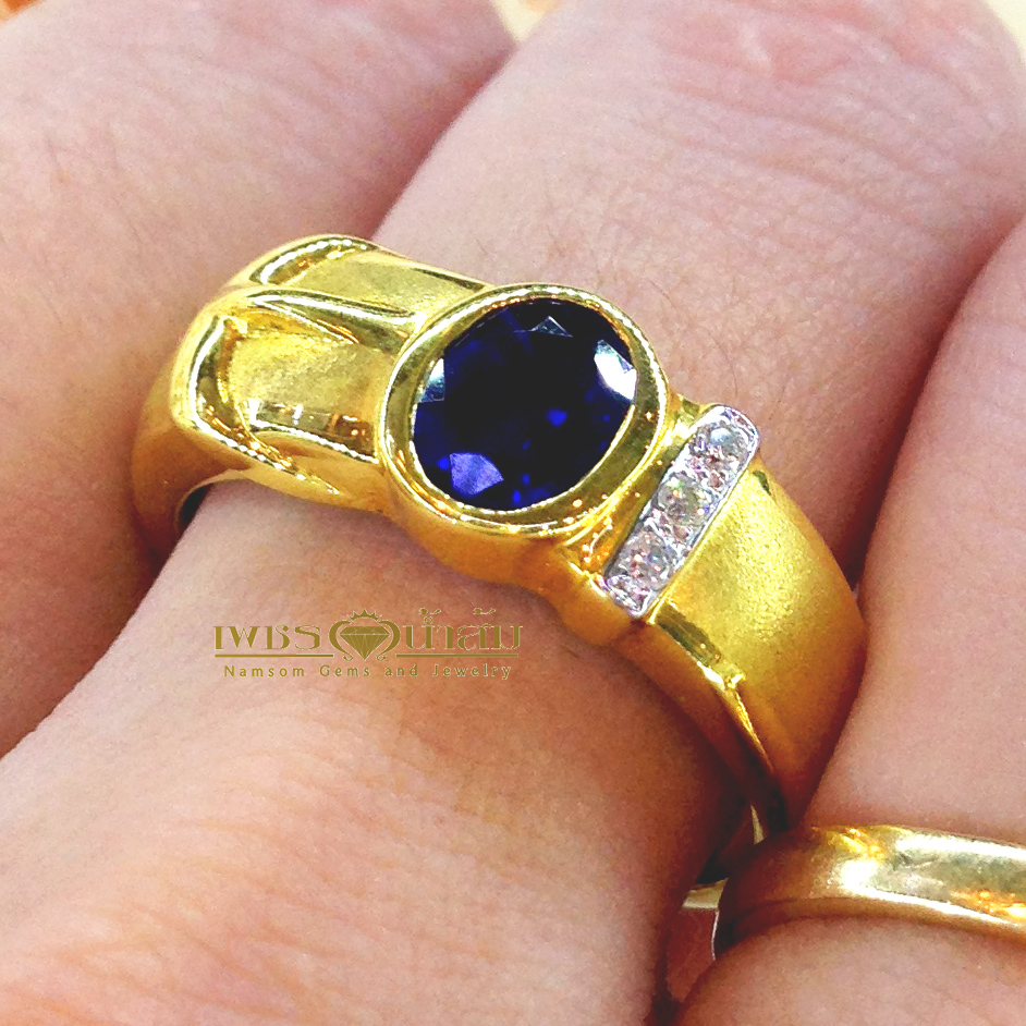 แหวนพลอยไพลิน Blue Sapphire เม็ดใหญ่ ออกแบบเป็นลายเข็มขัด บนตัวเรือนทองแท้ทั้งตัวเรือน