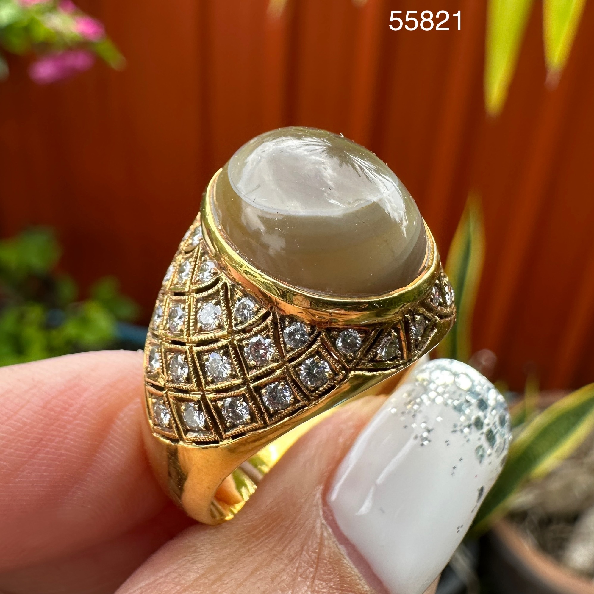 รหัส 55821 แหวน พลอยหลังเบี้ย ฉลุลาย ฝังเพชร 42 เม็ด 0.84 กะรัต ทอง90 งานสวยมาก นน. 12.28 g