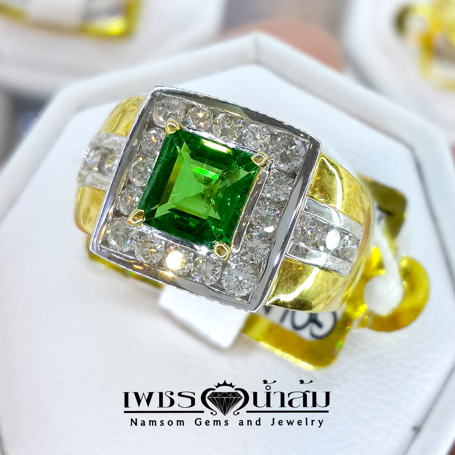 แหวนซาวาไรท์ Tsavorite สีสดประดับเพชรแท้ทรงเหลี่ยม