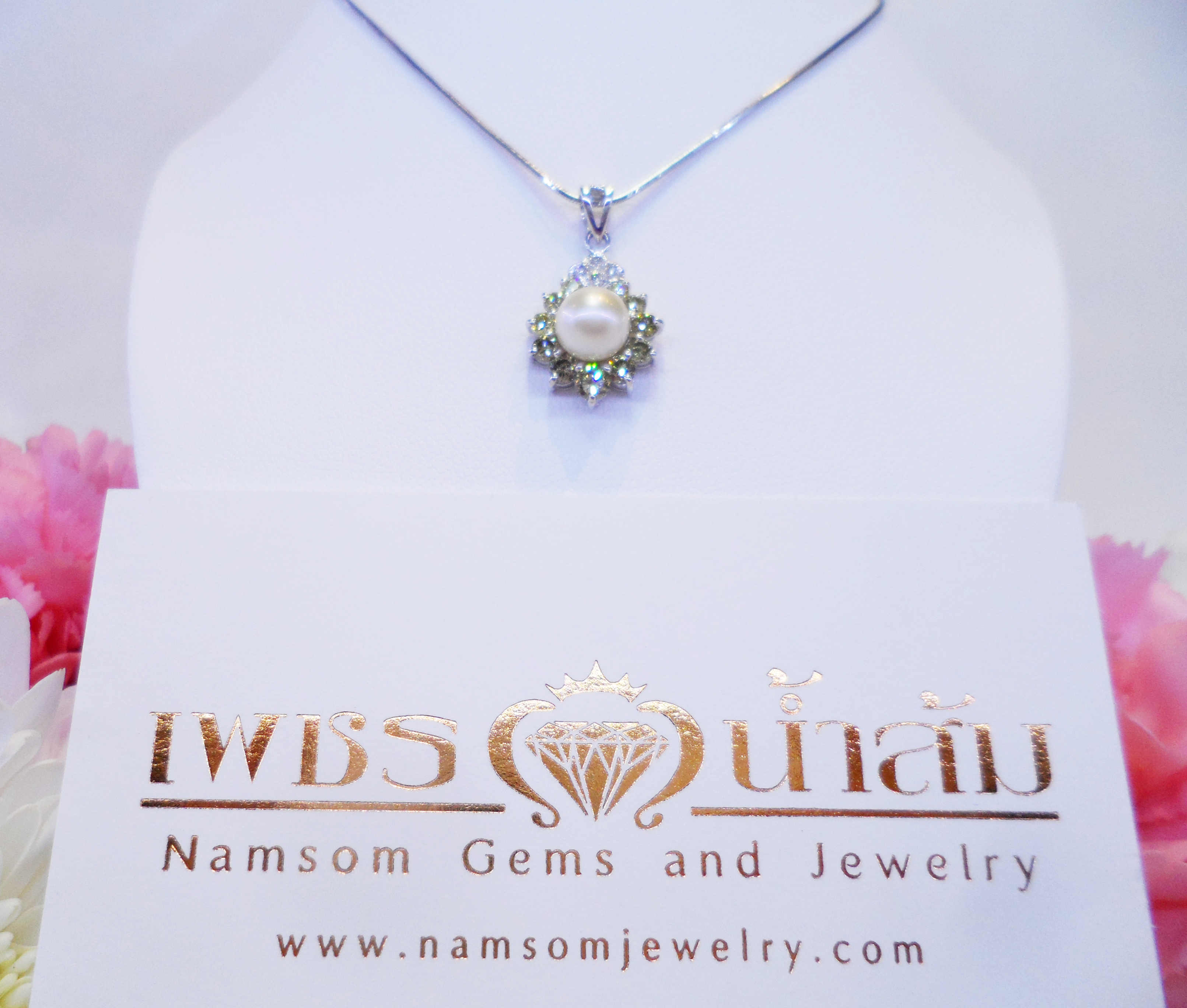 จี้ไข่มุก ประดับด้วยYellow Diamondล้อมรอบ