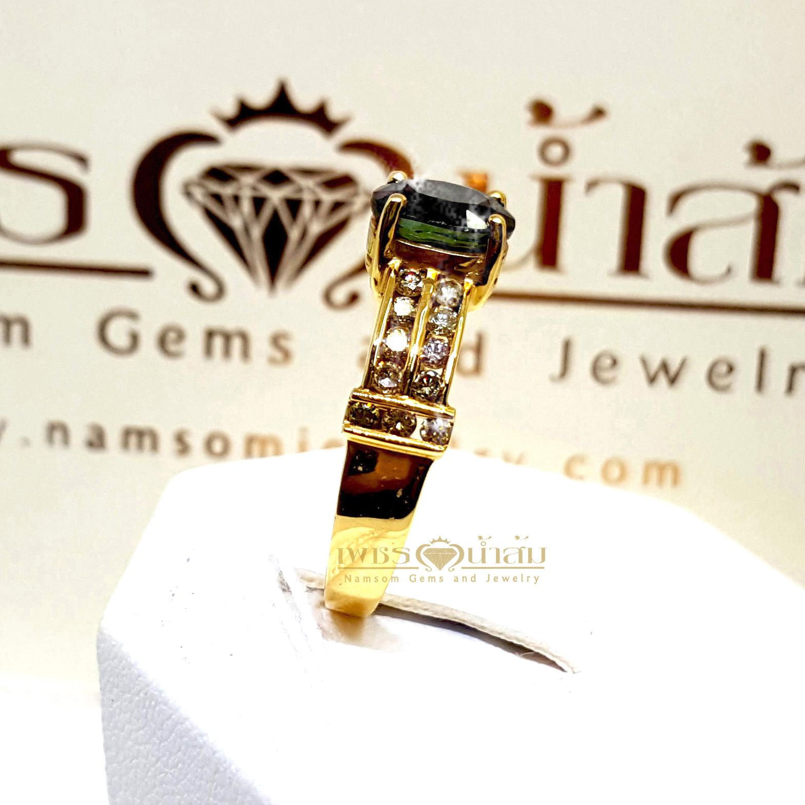 แหวนพลอยไพลิน Blue Sapphire ประดับคาดด้วยเพชรแท้ขอบข้างสองแถว บนตัวเรือนทองแท้ทั้งตัวเรือน