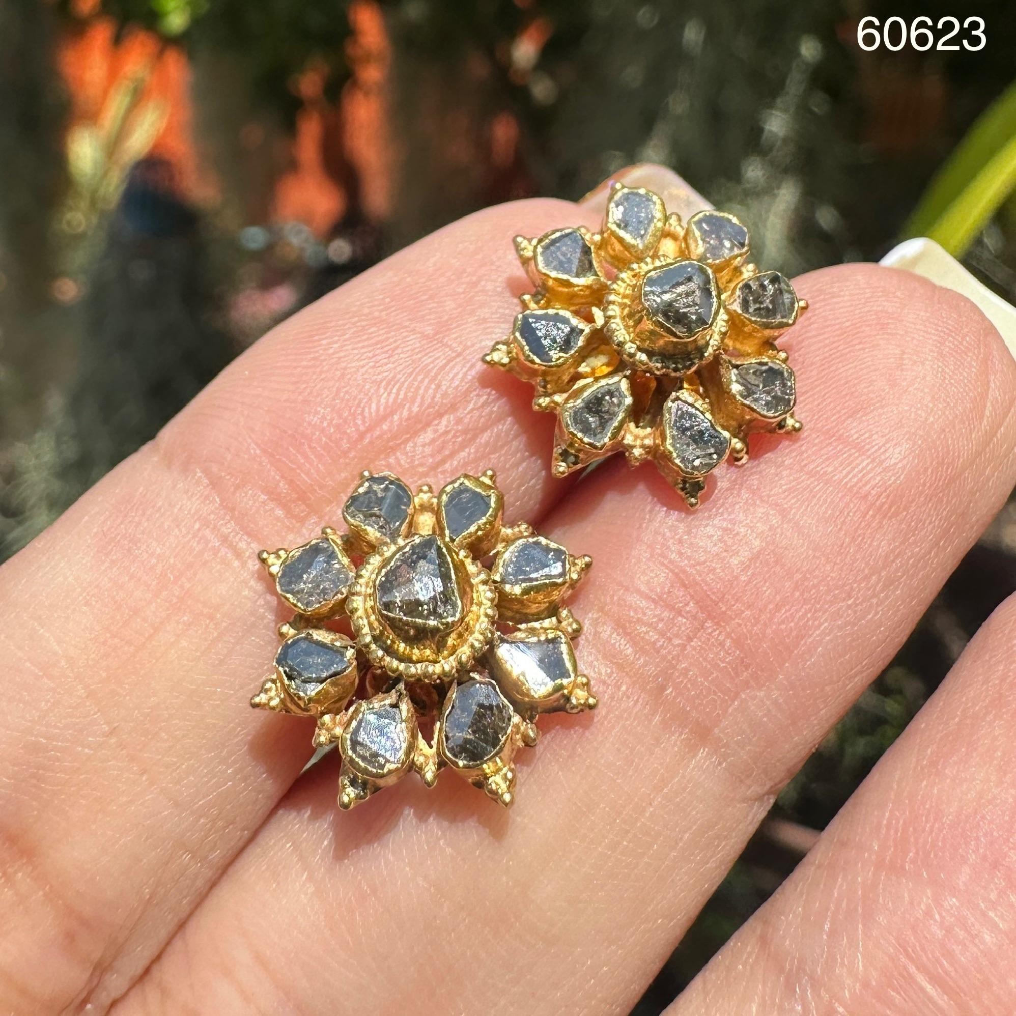 รหัส 60623 ต่างหู เพชรซีก กระจุกพิกุล ทอง90 งานเก่า หลุดจำนำ สวยมาก นน. 3.46 g