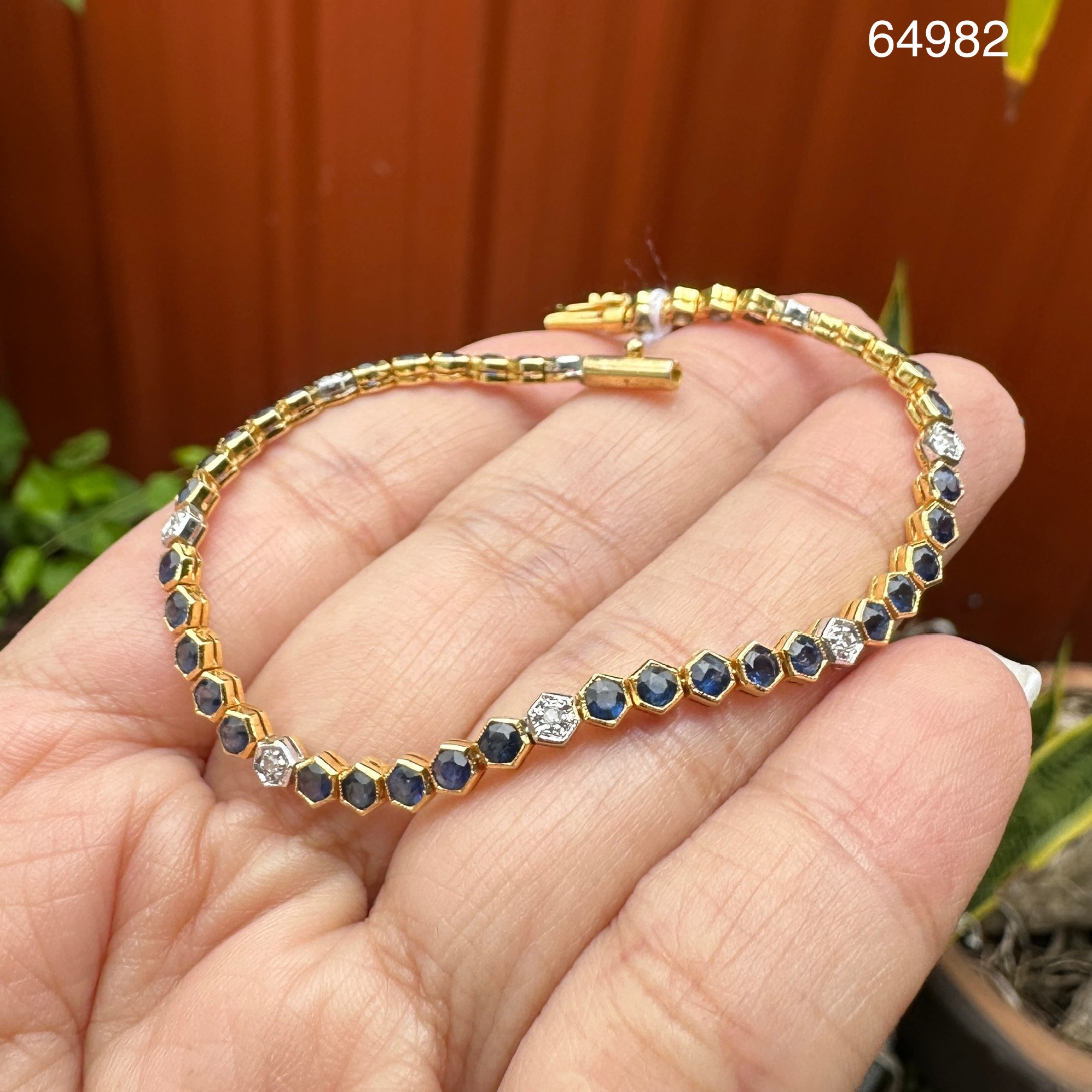 รหัส 64982 สร้อยข้อมือ ไพลิน คั่นเพชรกุหลาบ 8 เม็ด 0.08 กะรัต ทอง18K ความยาว 17 ซม. นน. 6.95 g