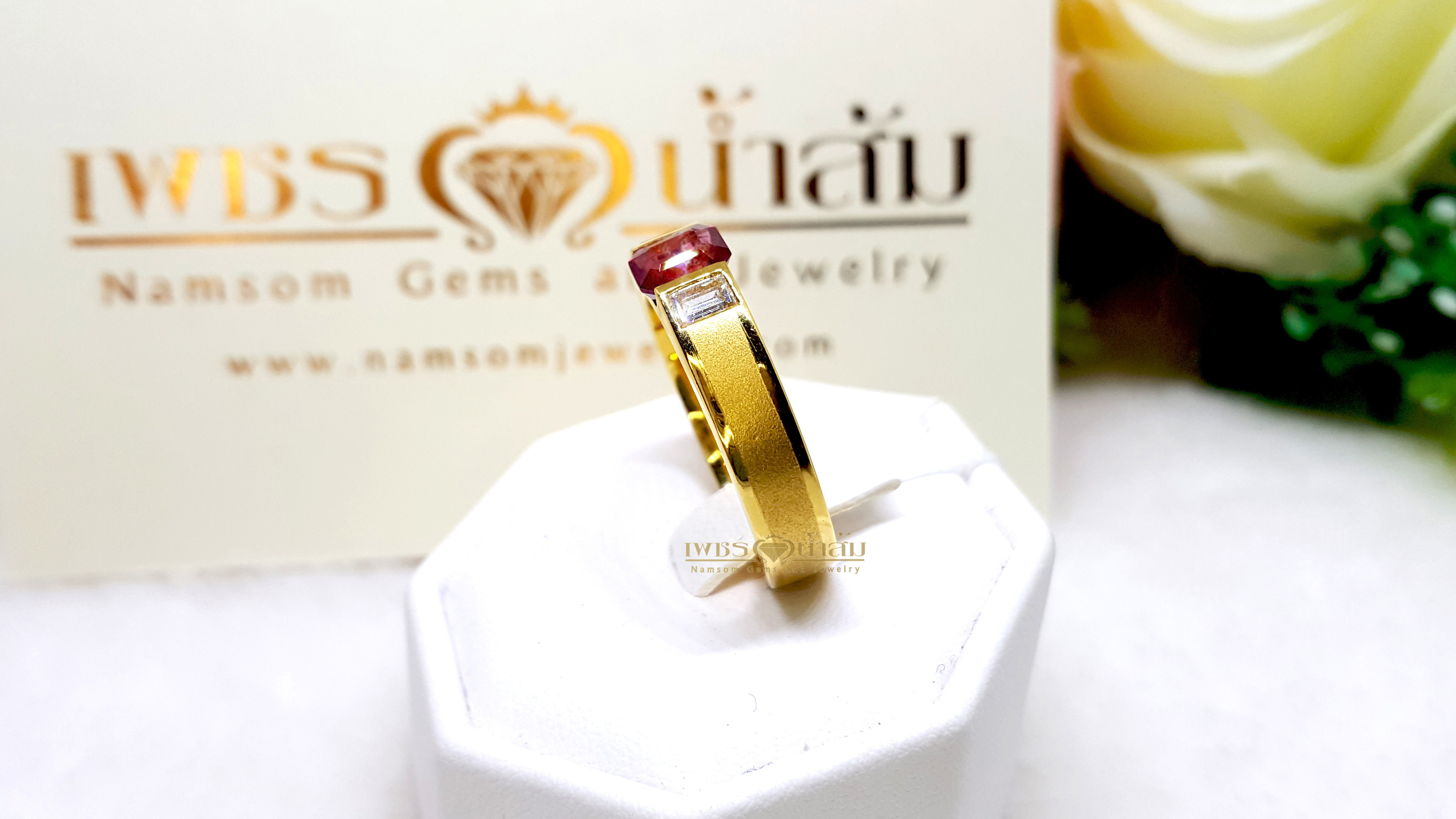แหวนพลอยทับทิม Ruby สีสดเจียรเหลี่ยม Asscher ประดับตกแต่งด้วยเพชรแท้ที่ขอบข้าง บนตัวเรือนทองแท้ทั้งตัวเรือน