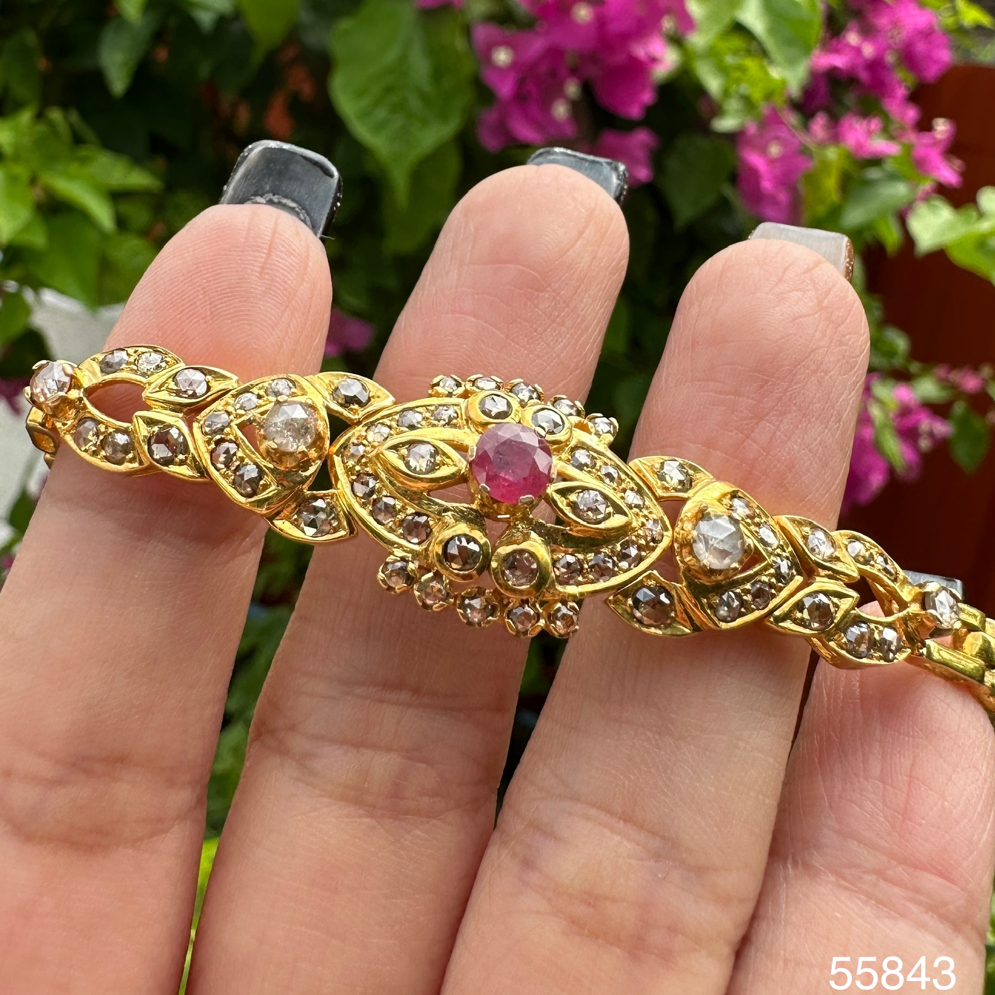 รหัส 55843 สร้อยข้อมือ ทับทิม เจียร ฉลุลาย ฝังเพชรซีกลูกโลก ครึ่งหน้า ทองK งานสวยมาก นน. 16.40 g