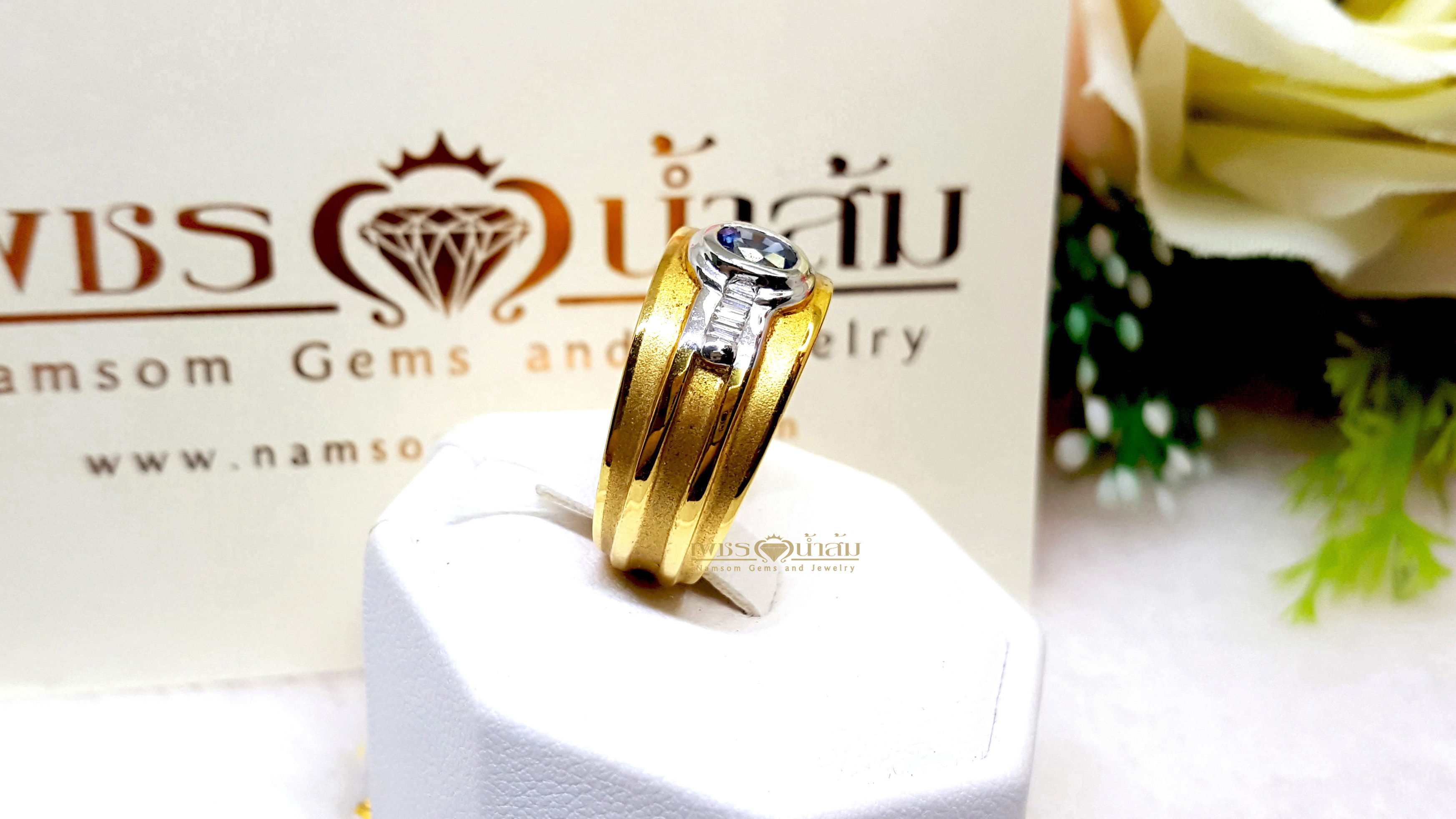 แหวนพลอยไพลิน Blue Sapphire สีสด ประดับด้วยเพชรแท้เหลี่ยมเพชรแบเก็ต ทรงโดดเด่น บนตัวเรือนทองแท้ทั้งตัวเรือน