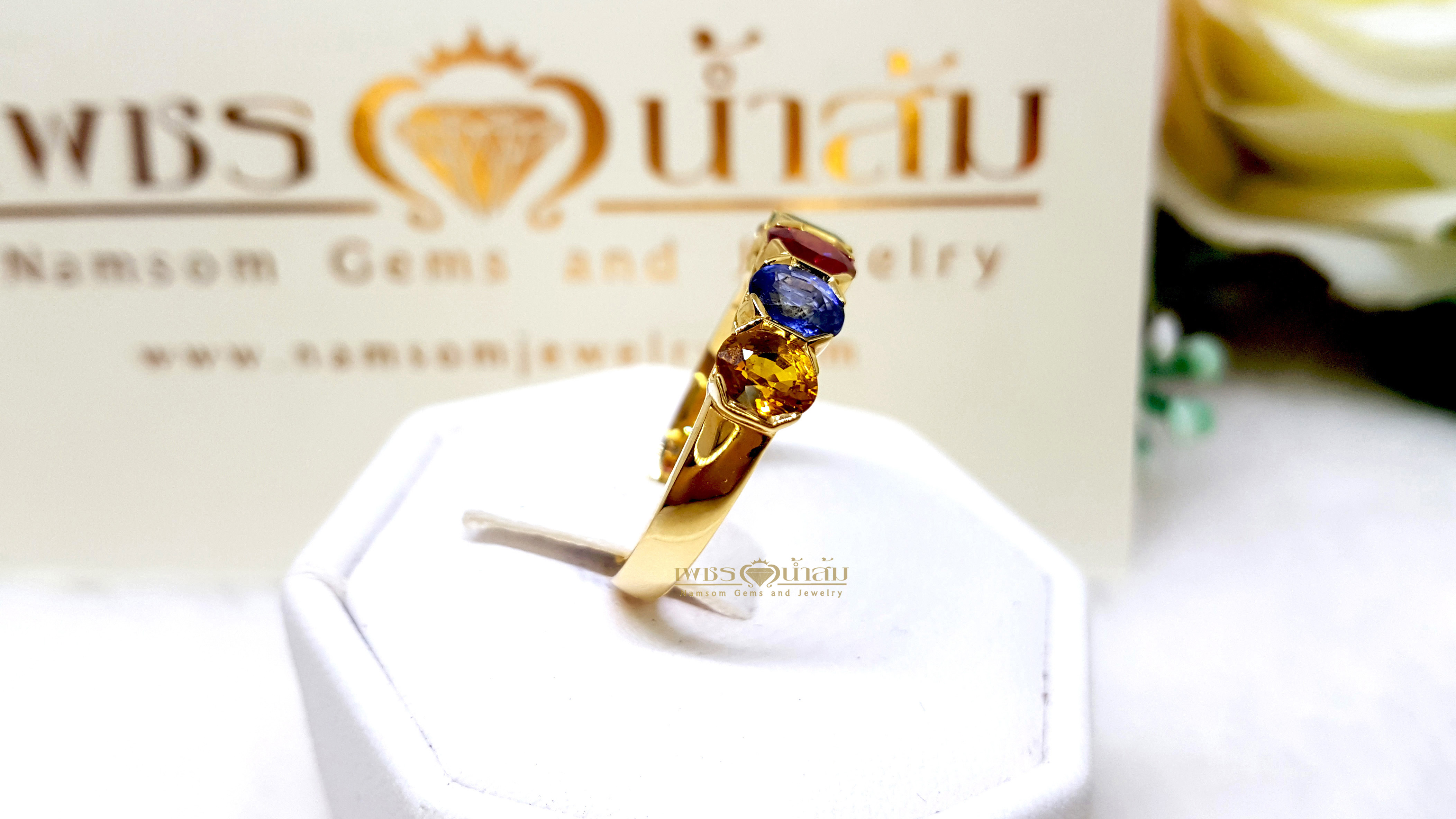 แหวนพลอยนพเก้าทรงปอกมีดสลับสี ประกอบไปด้วย ทับทิม ไพลิน บุษราคัม และมรกตสีสวย บนตัวเรือนทองทั้งตัวเรือน