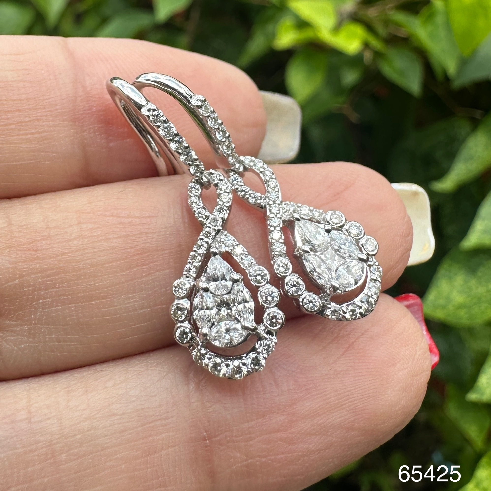 รหัส 65425 ต่างหู เพชรประกบ เพชร 10/0.60 ct ล้อมเพชร 60/0.40 ct ตุ้งติ้ง ทอง18Kชุบขาว แบบเกี่ยว นน. 4.06 g
