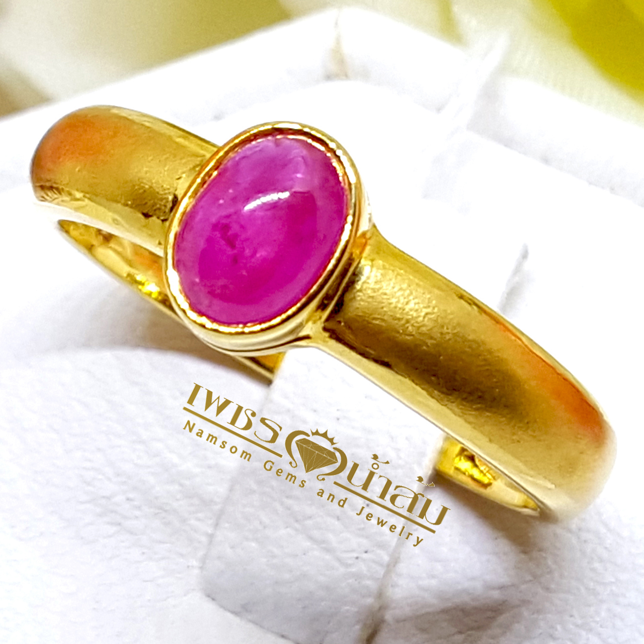แหวนพลอยทับทิม Ruby สีสวยเจียระไนทรงหลังเบี้ย ข้างตัวเรือนพ้นทรายทองและเล่นขอบเงา บนตัวเรือนทองแท้ทั้งตัวเรือน