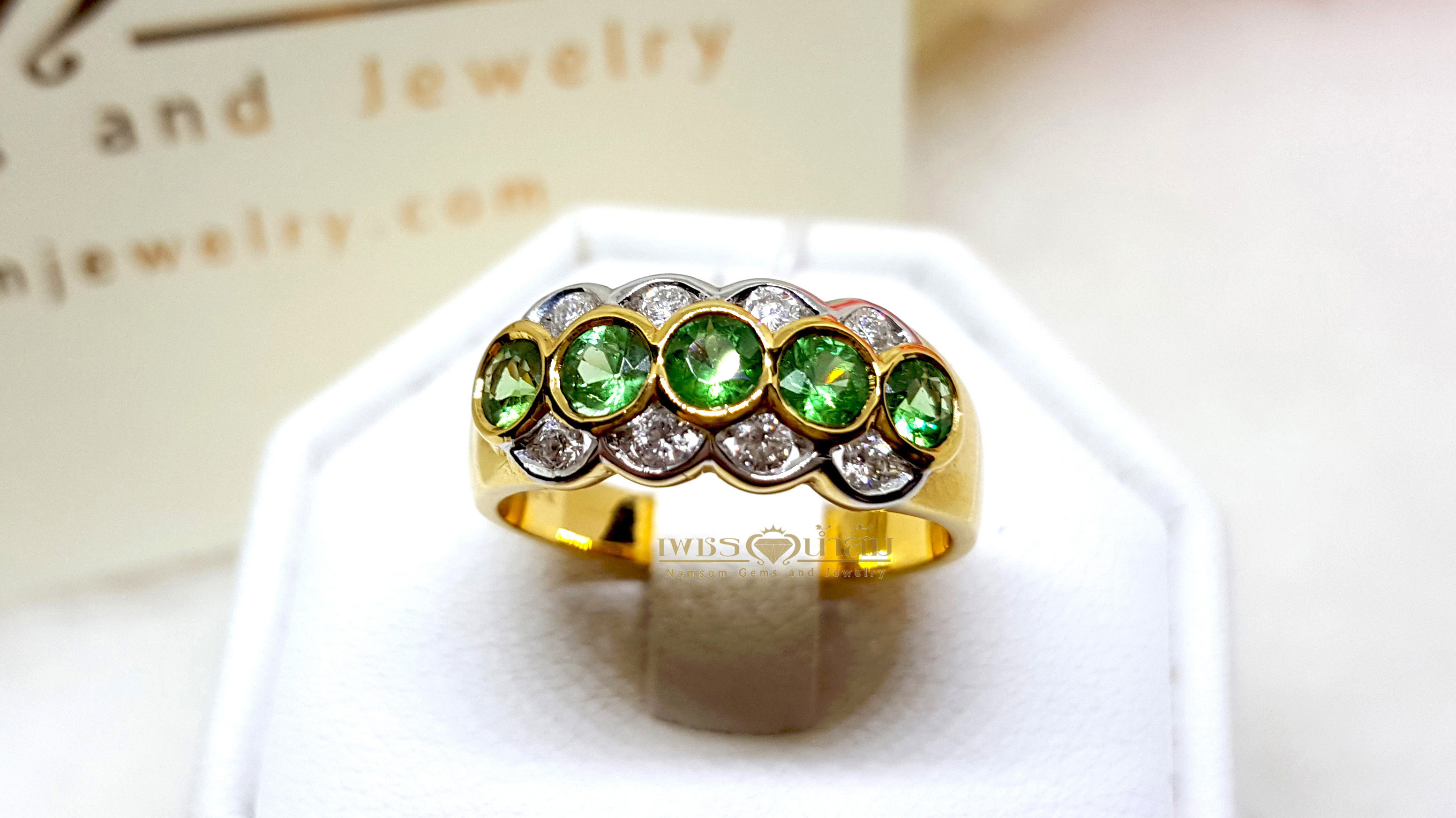 แหวนพลอยซาร์โวไรท์ Tsavorite สีสวยสด ฝังหุ้มเล่นลูกเล่นด้วยเพชรแท้เรียงราย บนตัวเรือนทองแท้ทั้งตัวเรือน
