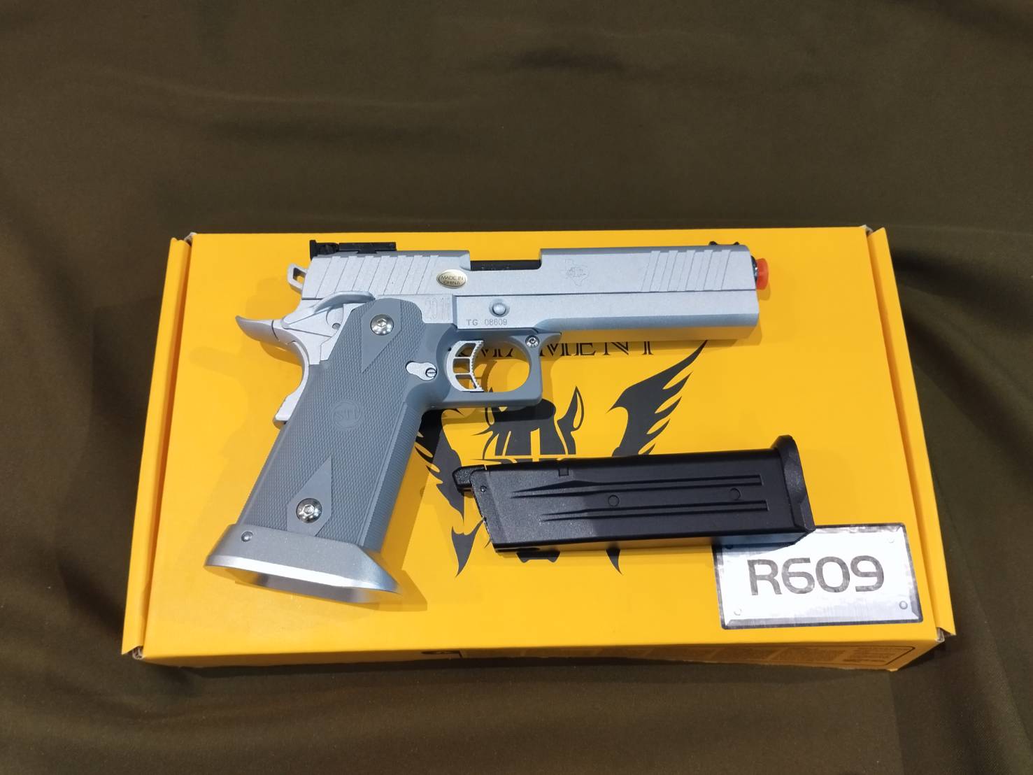 R609