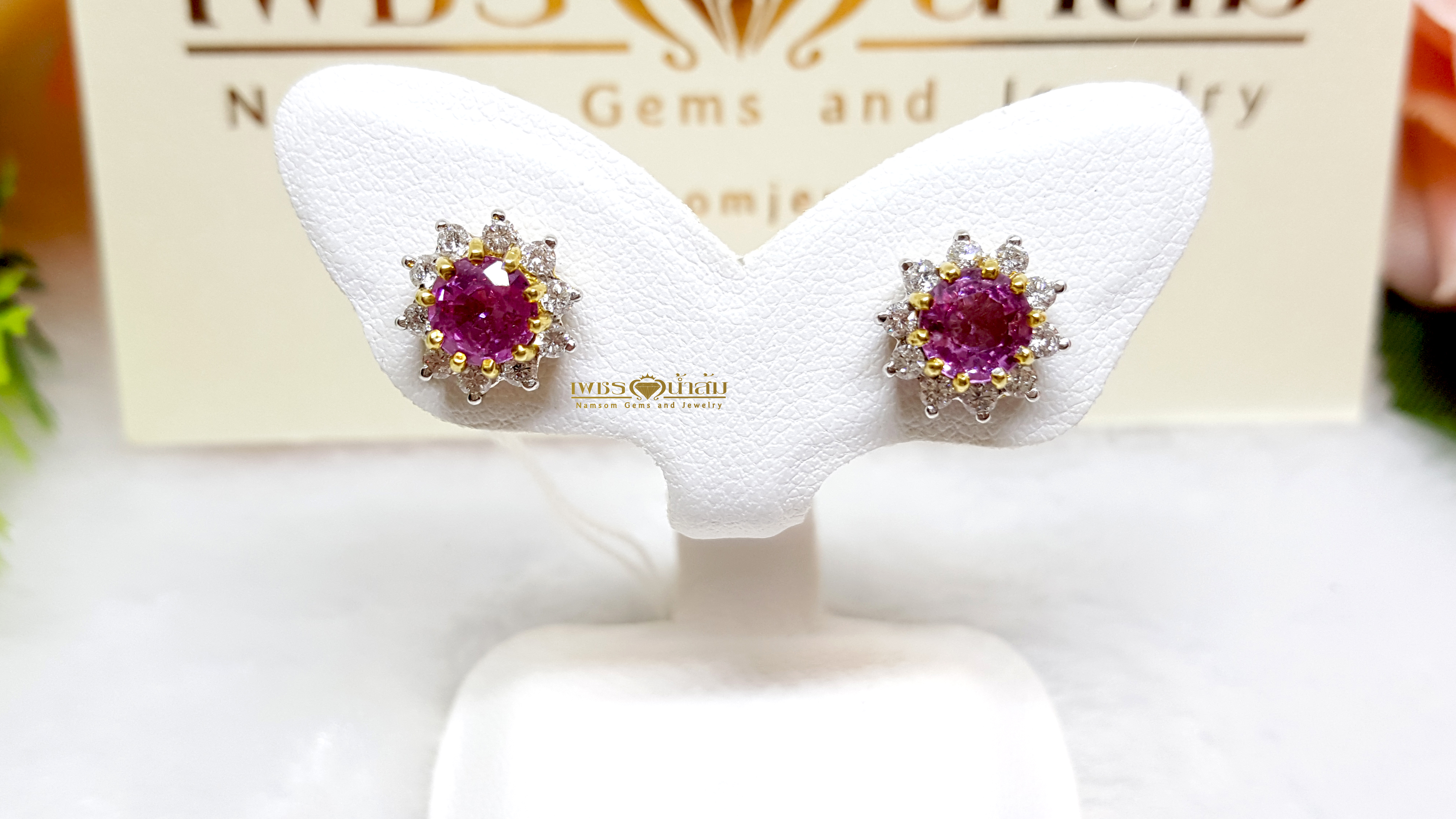 ต่างหูพลอยแซฟไฟร์สีชมพู Pink Sapphire สีสวยน้ำงาม ประดับล้อมด้วยเพชรแท้ เพิ่มความโดดเด่น