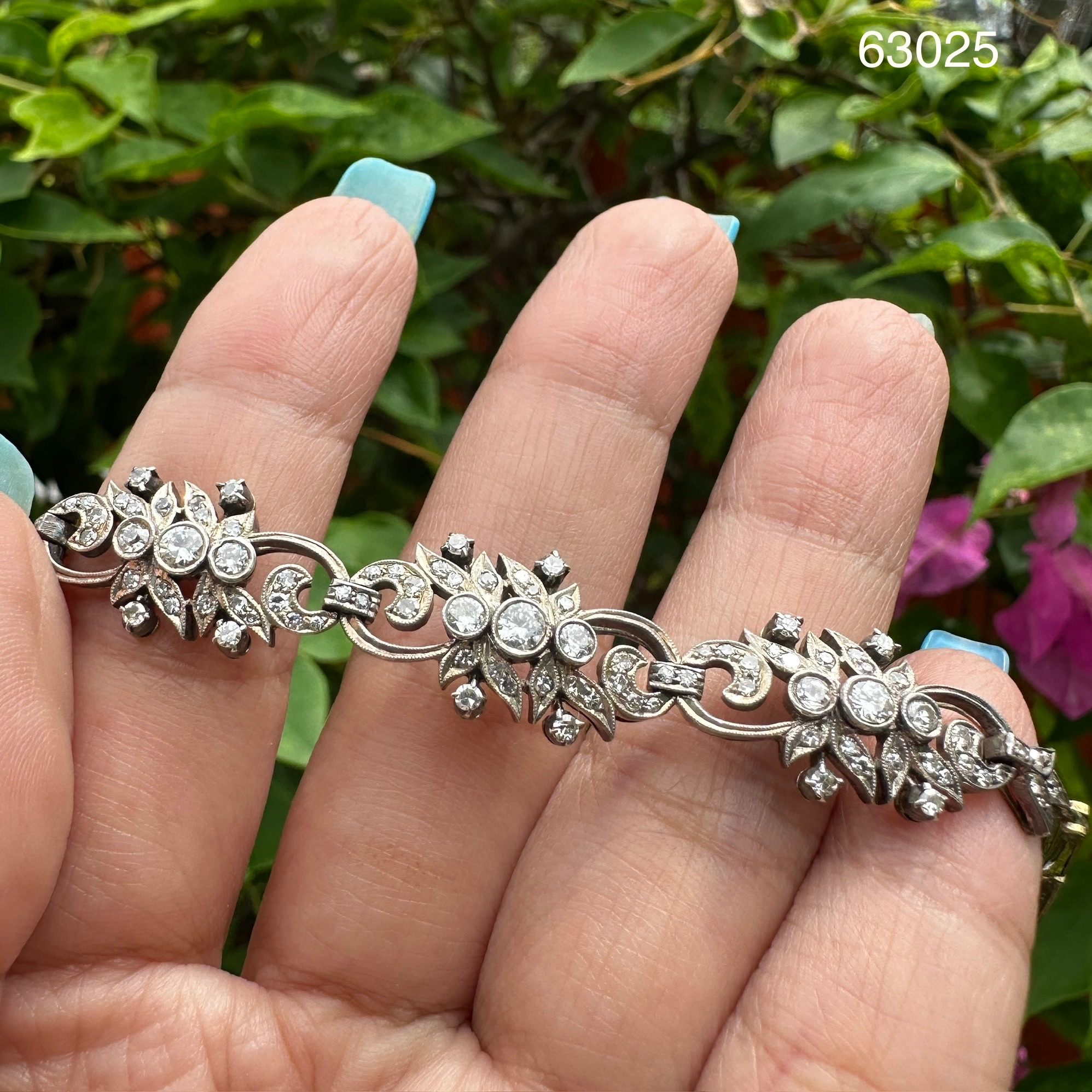 รหัส 63025 สร้อยข้อมือ เพชรครึ่งหน้า เพชร 9 เม็ด 0.54 กะรัต ฝังเพชรกุหลาบ 88 เม็ด 0.60 กะรัต ทองK 2 สี นน. 10.3