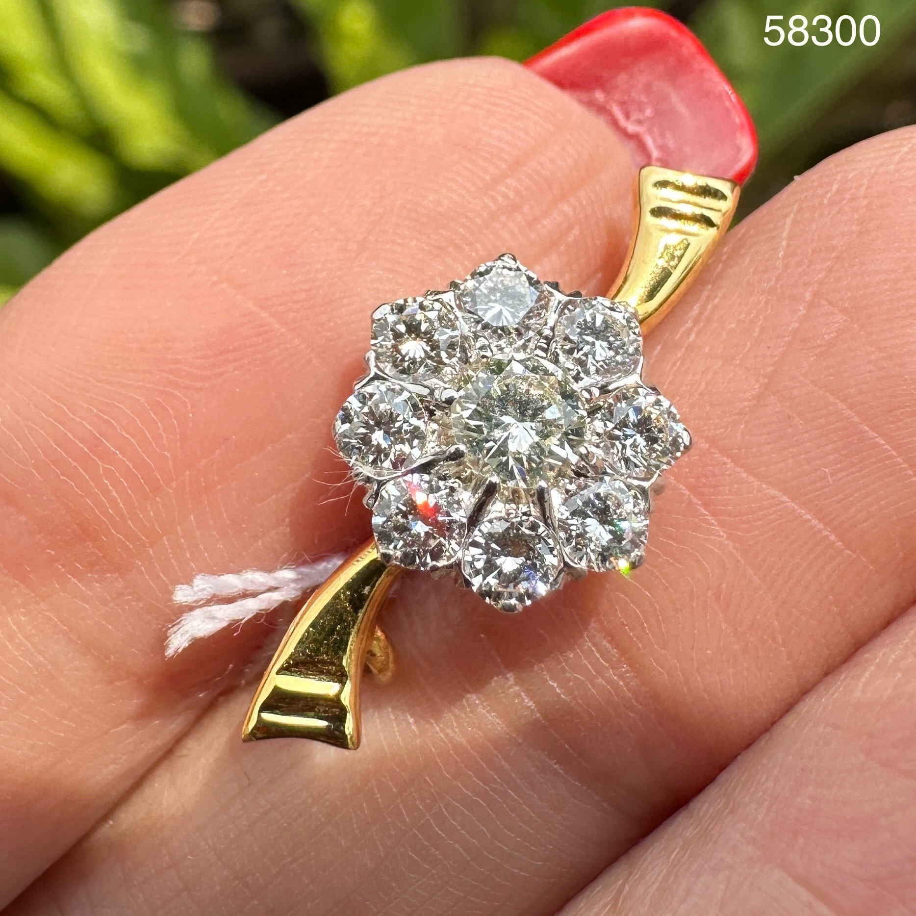 รหัส 58300 เข็มกลัด เพชร กระจุกดอกไม้ เพชร 9 เม็ด 0.79 กะรัต ทอง18K งานสวยมาก นน. 1.96 g