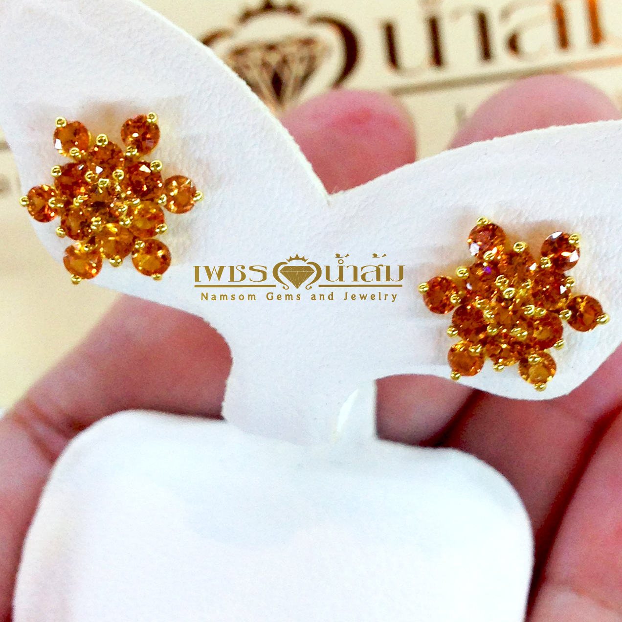 ต่างหูบุษราคัม สีโทนส้ม ทรงดอกไม้ บนตัวเรือนทองแท้-22K ทั้งตัวเรือน ต่างหูบุษราคัมสีส้ม
