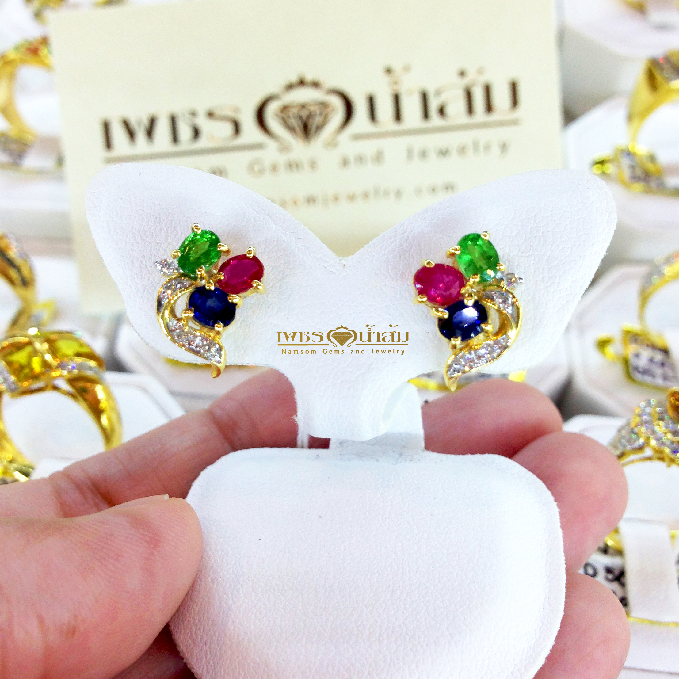 ต่างหู Fancy Sapphire ต่างหูพลอยหลายสี ต่างหูมรกต ทับทิม ไพลิน ประดับไปด้วยมรกต ทับทิม และไพลิน ออกแบบคาดตรงใบด้วยเพชรแท้ น้ำ98 บนตัวเรือนทองแท้ 22K ทั้งตัวเรือน เพชรน้ำส้ม