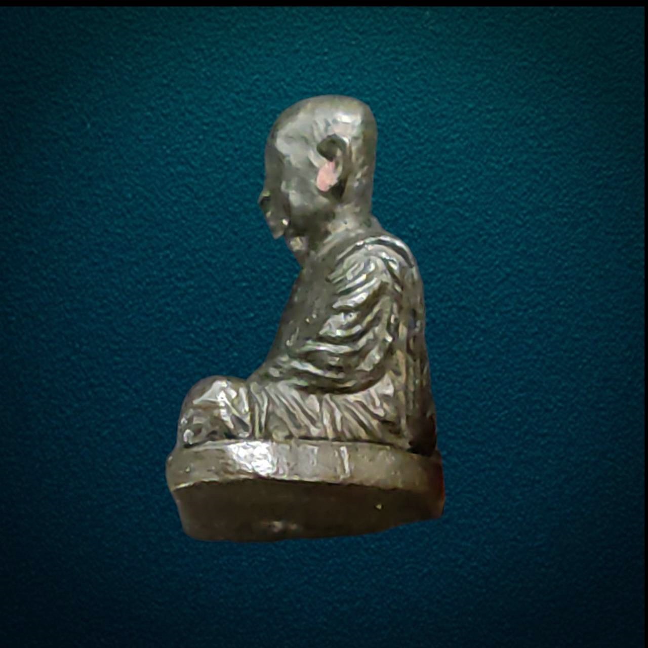 พระหล่อรูปเหมือน พิมพ์จิ๋ว เนื้อนวะ ตอกโค้ต ไม่ทราบที่