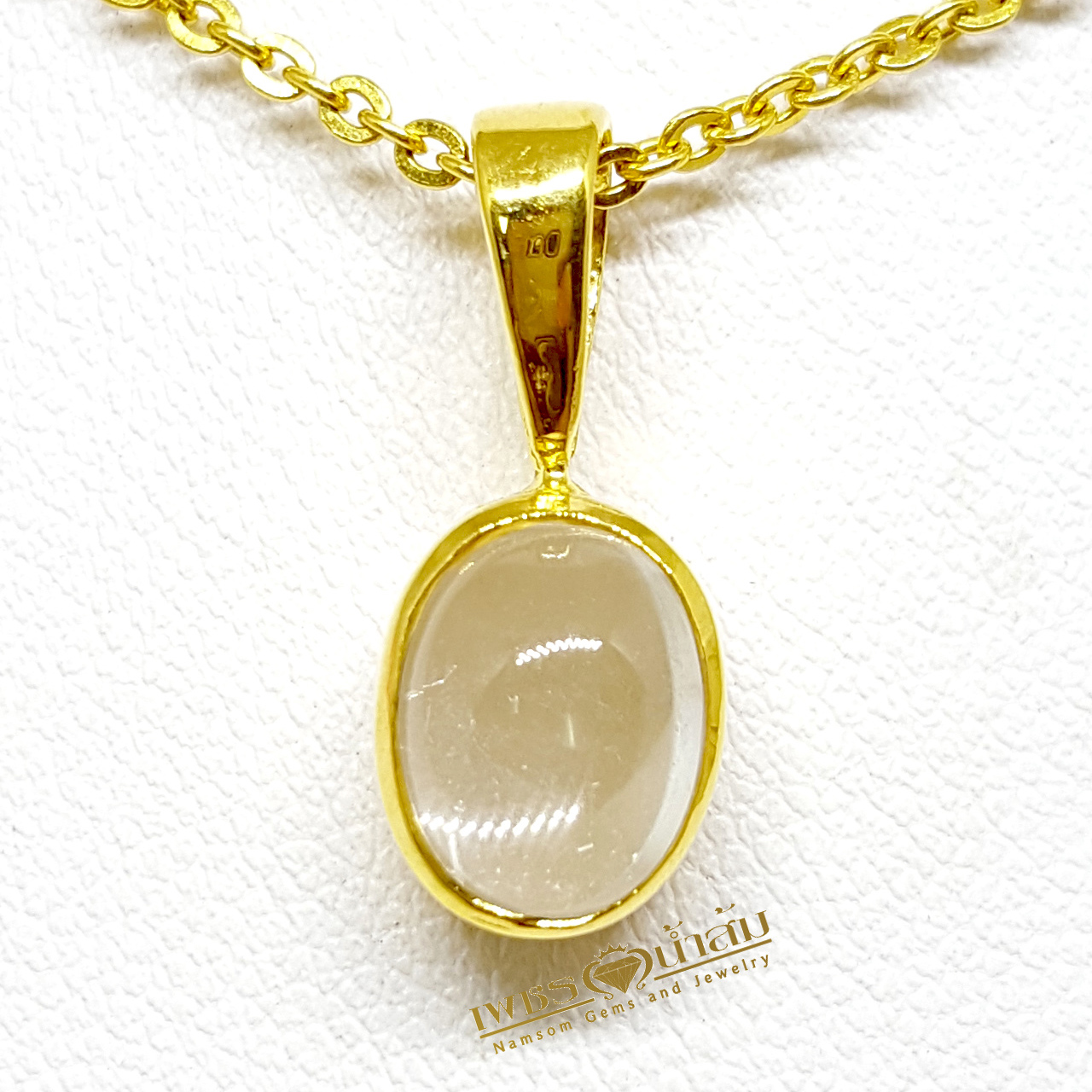 จี้พลอยWhite Zircon จาก New South Wales, Australia เจียรทรงคาบาชอนให้เห็นเหลือบ ฝังหุ้มด้วยทองแท้ เรียบง่ายน่ารัก