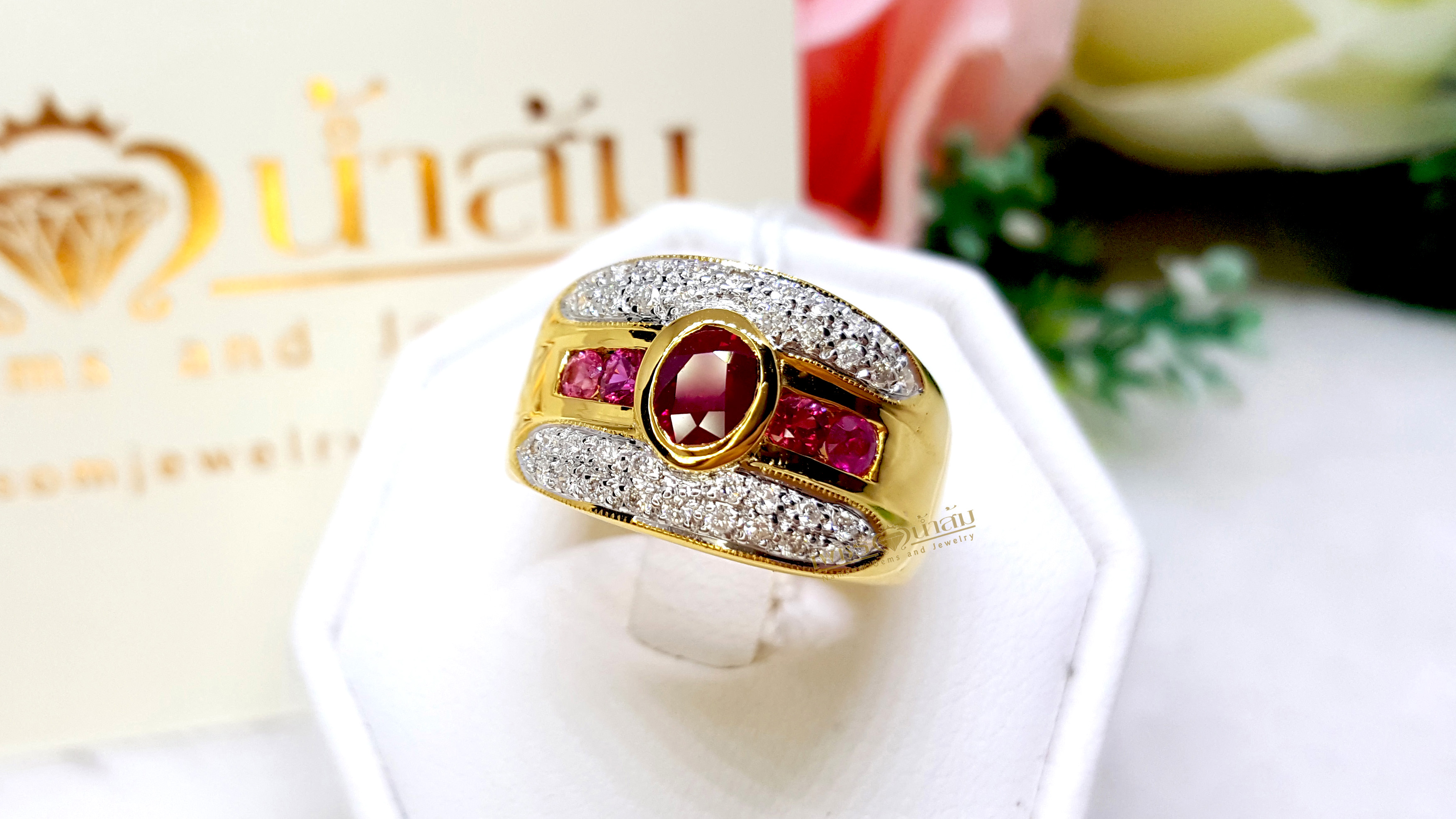 แหวนทับทิม Ruby สีหวาน ประดับตกแต่งด้วยทับทิมเจียรเหลี่ยม Princess ตกแต่งขอบข้างด้วยเพชรแท้ฝังจิกไข่ปลา บนตัวเรือนทองแท้ทั้งตัวเรือน