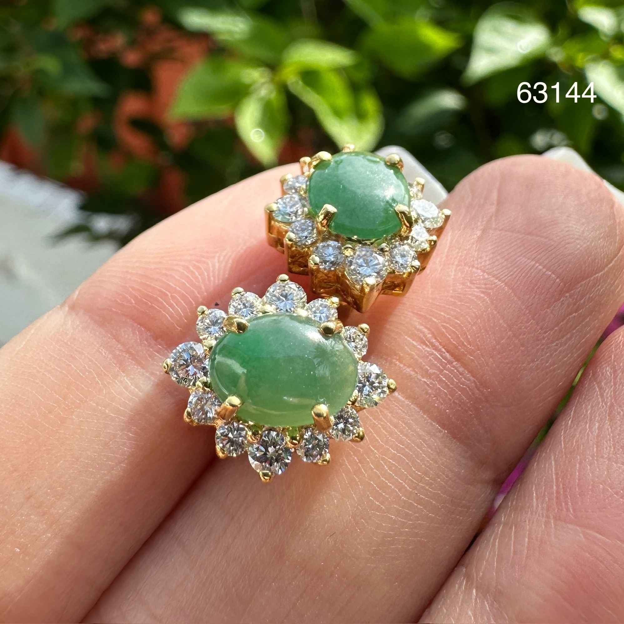 รหัส 63144 ต่างหู หยก พม่า type A 2/3.00 กะรัต ล้อมเพชร 24/0.64 กะรัต ทอง18K พร้อม Cert. นน. 6.44 g