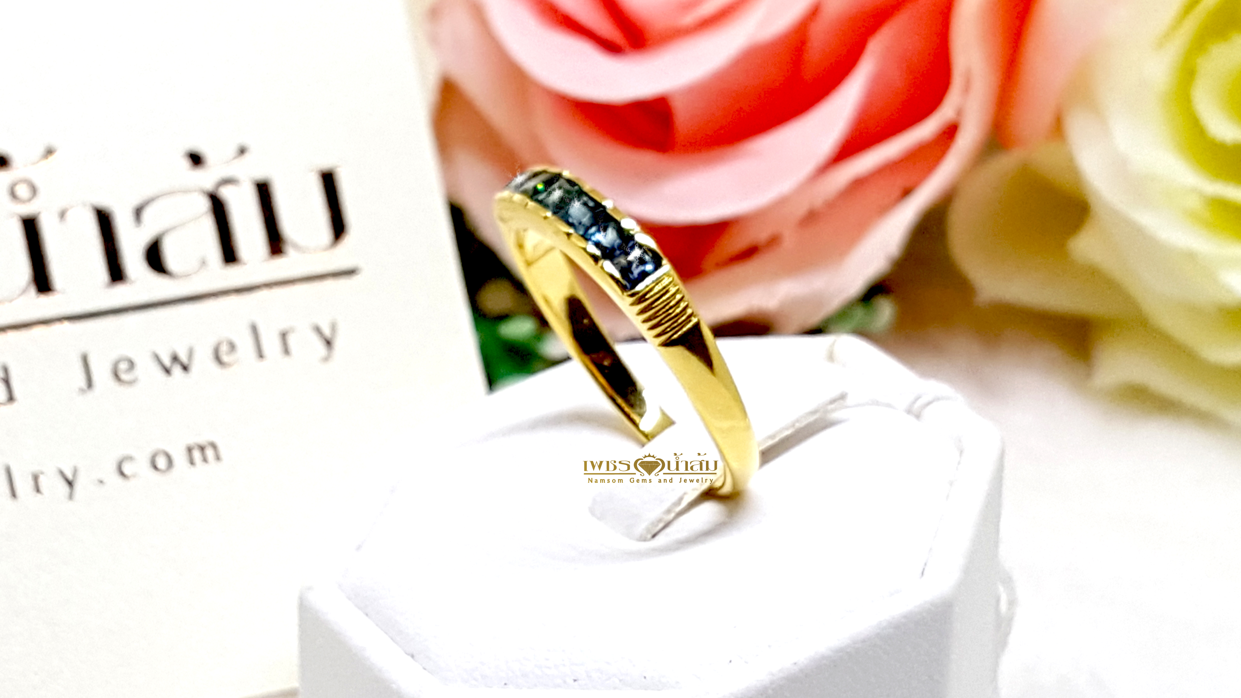 แหวนพลอยไพลิน Blue Sapphire สีน้ำเงิน เจียรเหลี่ย Asscher เรียงแถวปอกมีด น้ำงาม บนตัวเรือนทองแท้ทั้งตัวเรือน