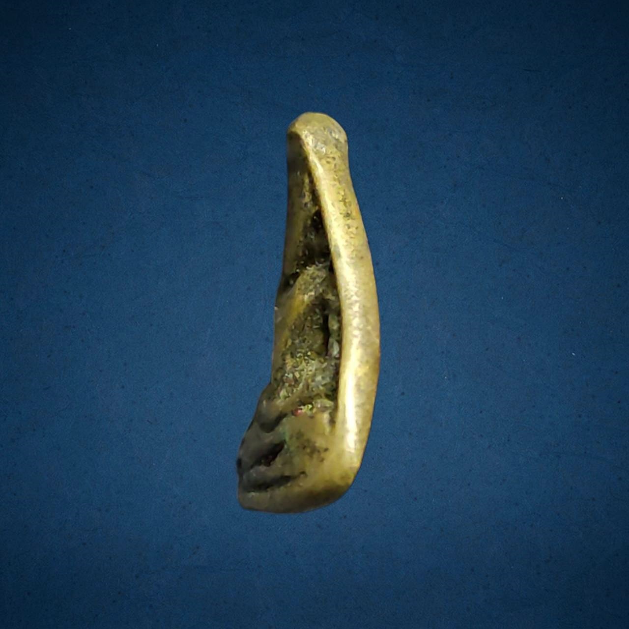 เหรียญหล่อจอบเล็กหลวงพ่อเงิน วัดบางคลาน พิมพ์แข้งตรง เนื้อโลหะผสม จังหวัดพิจิตร