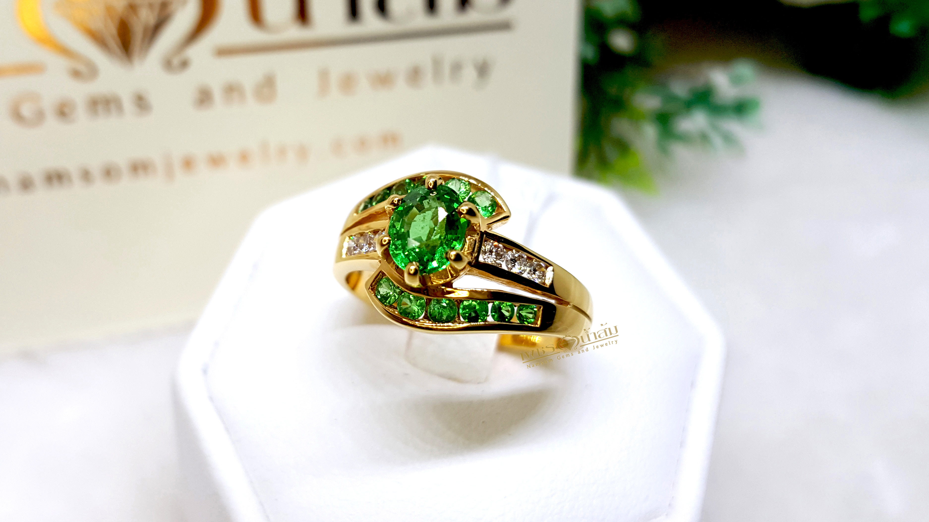 แหวนพลอยผู้หญิง Tsavorite สีสวยประดับตกแต่งด้วยเพชรแท้ คาดไขว้ด้วยTsavoriteสีสวย บนตัวเรือนทองแท้ทั้งตัวเรือน