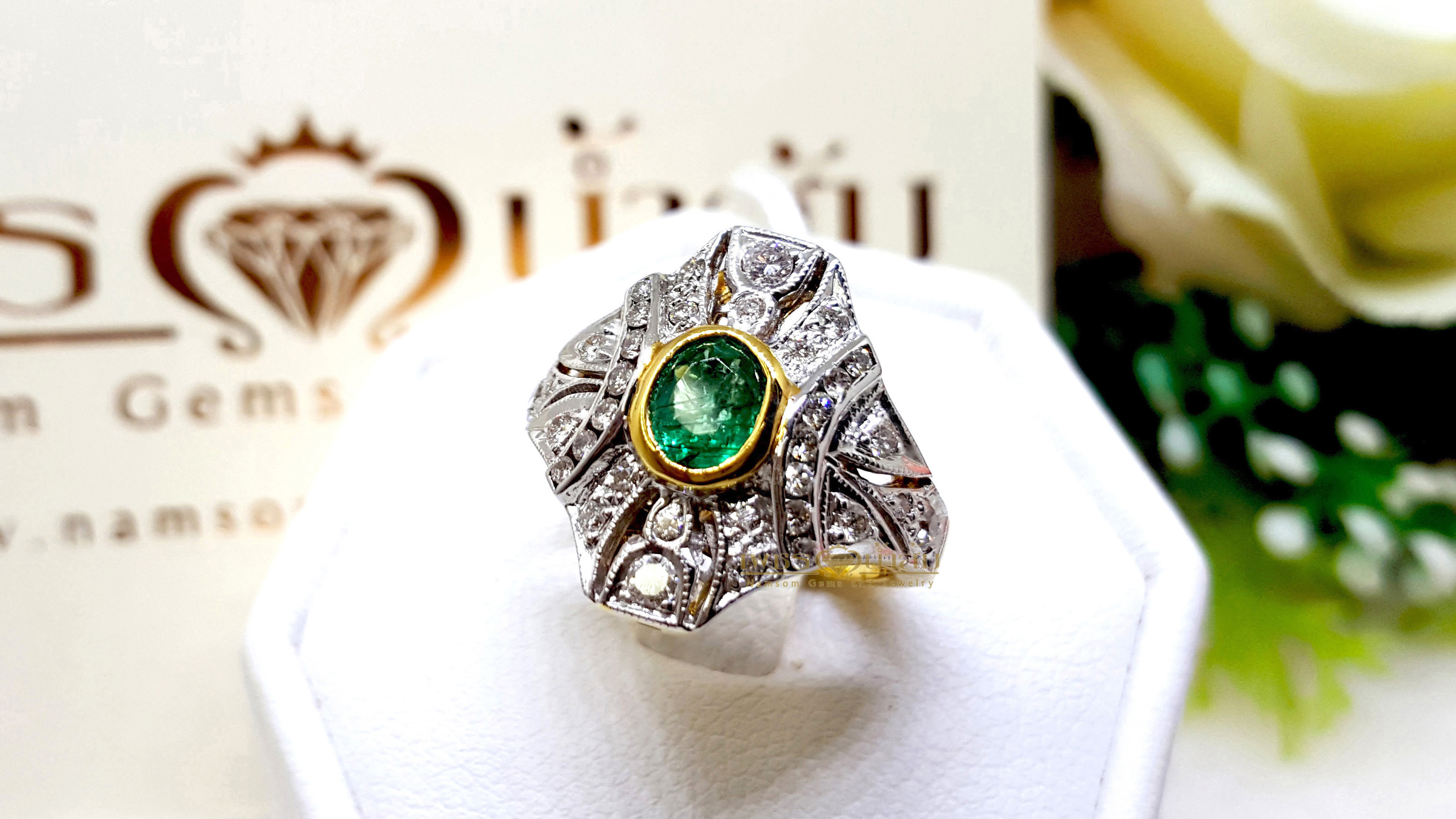 แหวนพลอยซาร์โวไรท์ Tsavorite สีสวยสด ประดับตกแต่งด้วยเพชรแท้เป็นลวดลายศิลปะสมัย Art Nouveau บนตัวเรือนทองแท้ทั้งตัวเรือน