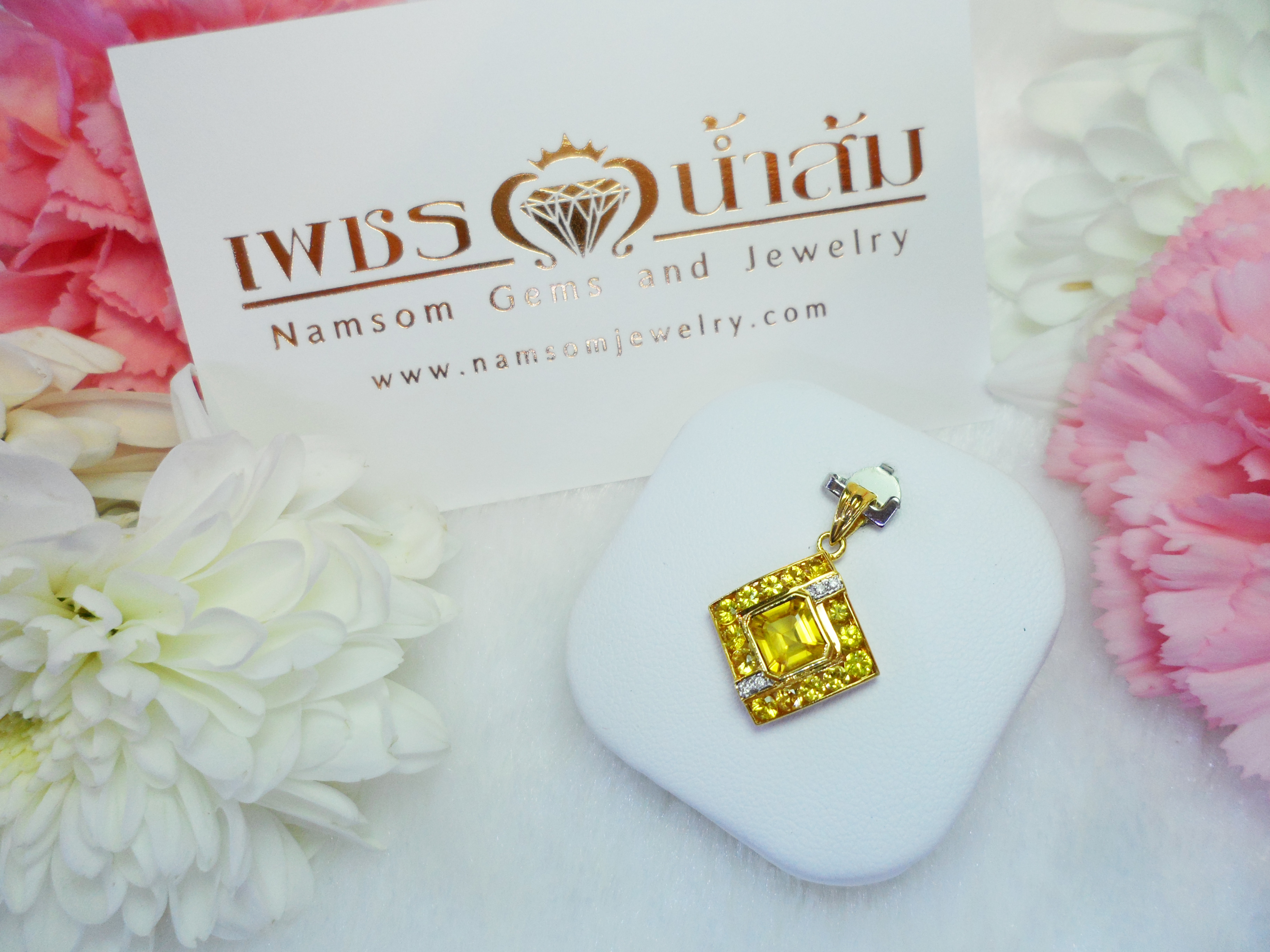 จี้พลอยบุษราคัม สีสวย รูปทรงสี่เหลี่ยมจัตุรัส คาดเพชร