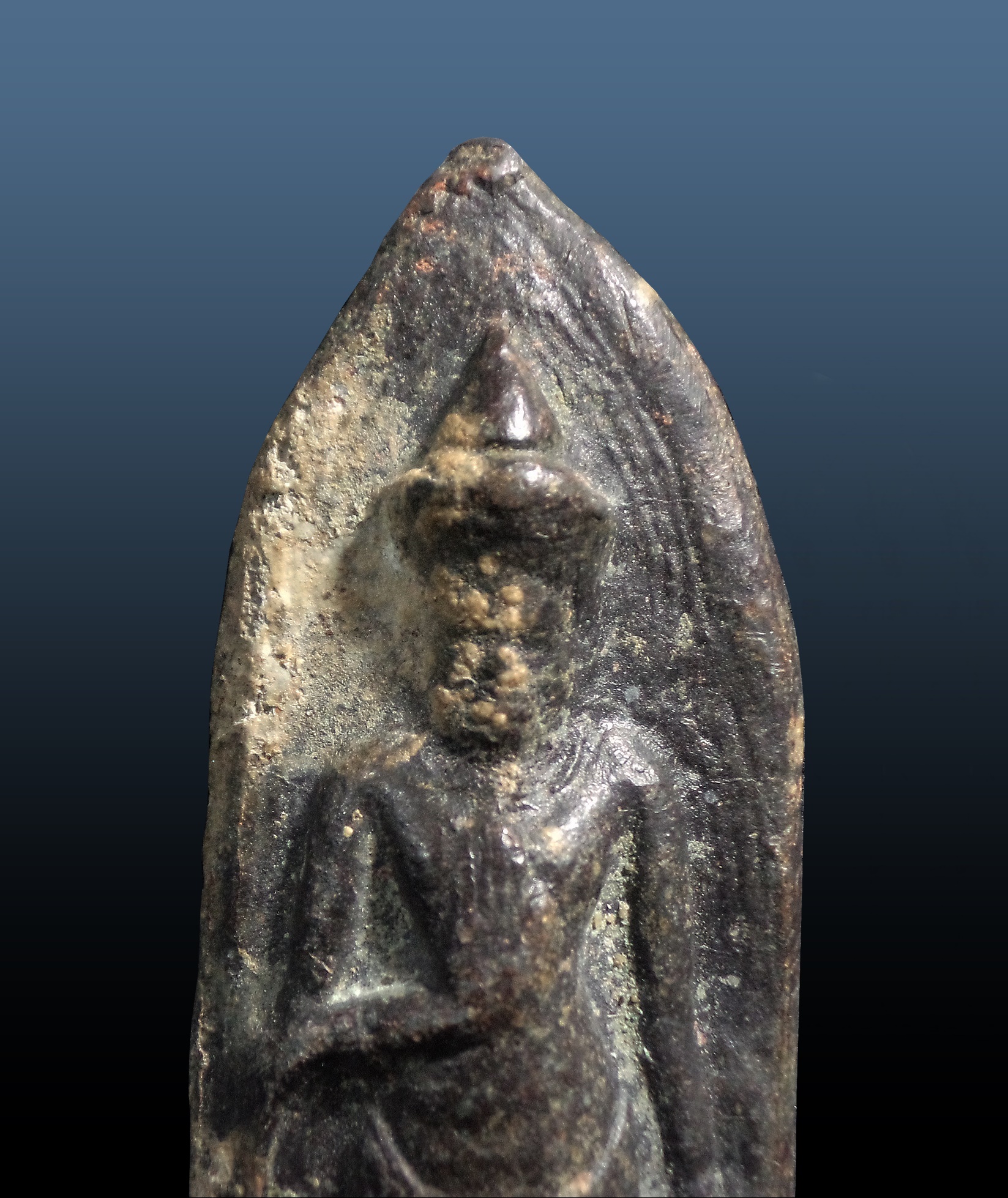 พระร่วงยืน หลังรางปืน สนิมแดง กรุสวรรคโลก สุโขทัย