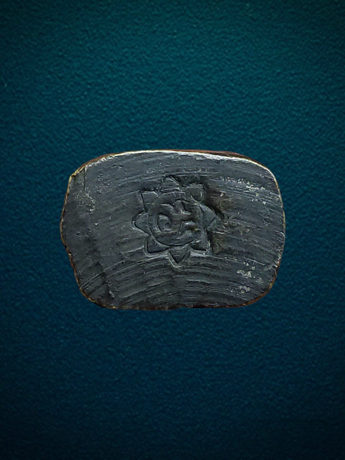 รูปหล่อหลวงพ่อโอภาสี อาศรมบางมด กทม. ปี2500 ก้นตอกดอกจันทร์ เนื้อทองผสมรมดำ